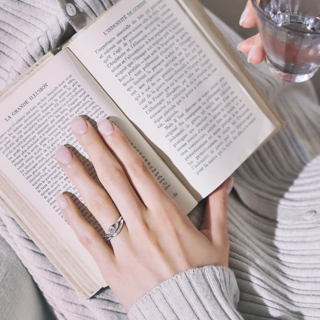 ラザール ダイヤモンド ブティック公式 | 婚約・結婚指輪さんのインスタグラム写真 - (ラザール ダイヤモンド ブティック公式 | 婚約・結婚指輪Instagram)「指先に、まばゆい光の連なりのようなドラマティックなデザインは、エンゲージリングの「エリー」。しなやかなカーブを描くアームで大粒のダイヤモンドを包み込み、3石のメレダイヤが華を添える。それと呼応するように、ゆるやかにV字を描くマリッジリングの「ハドソン」がぴたりとマリアージュする。  さて、10月27日は“読書の日”であり、今日から2週間は“読書週間”。どっぷりと空想の世界に没入するのも、たまには悪くない。活字から指先へ、そして心へとつながっていく———震えるような快感を味わおう。  プロフィールのリンクからHPをご覧いただけます。﻿ → @lazarediamond_boutique  #結婚指輪 #婚約指輪 #マリッジリング #ブライダルジュエリー #エタニティリング #エンゲージリング #marriagering #bridaljewelry #engagementring #結婚指輪選び #婚約指輪選び #結婚指輪探し #婚約指輪探し #lazarediamond #ラザールダイヤモンド #erie #エリー #hudson #ハドソン」10月27日 12時00分 - lazarediamond_boutique
