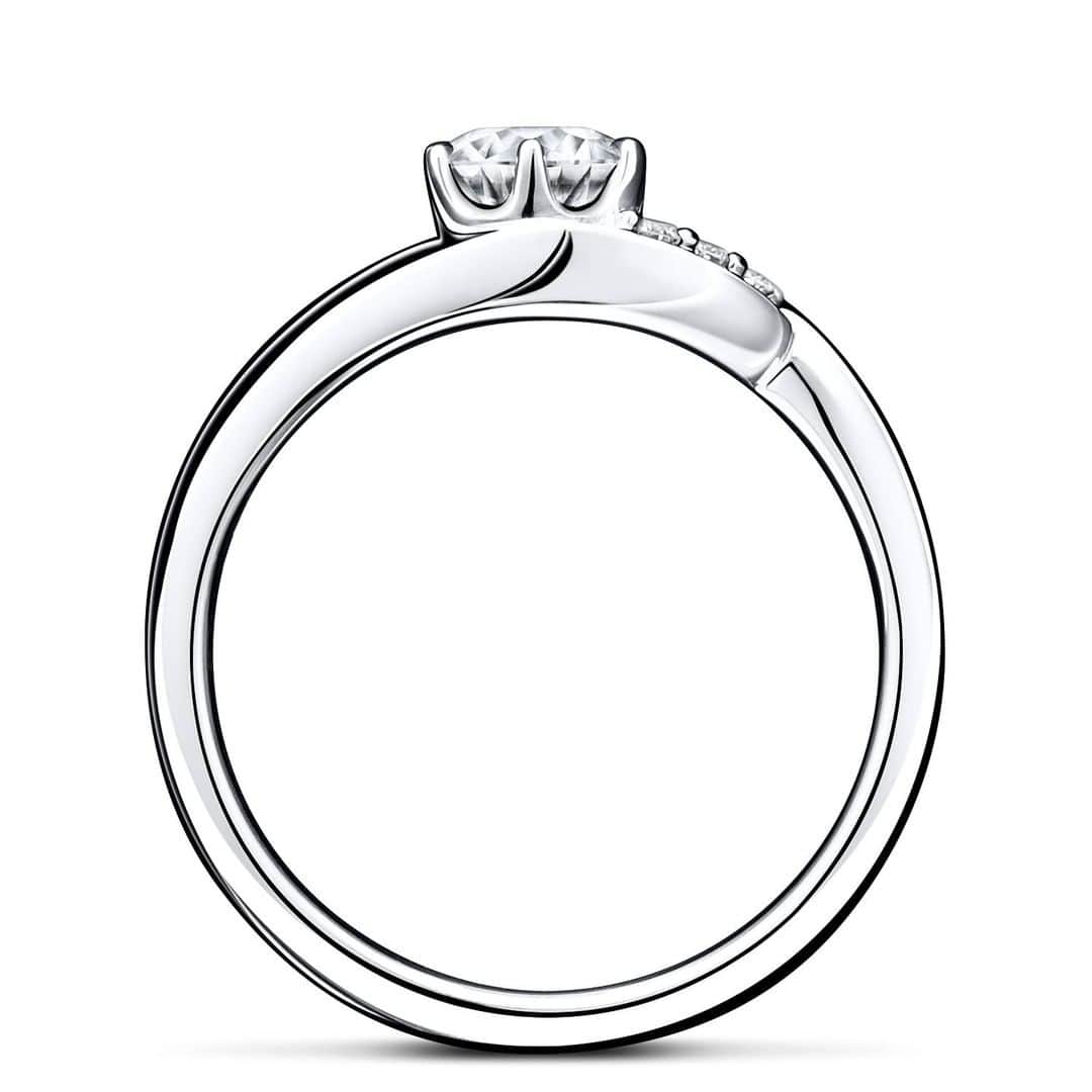 ラザール ダイヤモンド ブティック公式 | 婚約・結婚指輪さんのインスタグラム写真 - (ラザール ダイヤモンド ブティック公式 | 婚約・結婚指輪Instagram)「指先に、まばゆい光の連なりのようなドラマティックなデザインは、エンゲージリングの「エリー」。しなやかなカーブを描くアームで大粒のダイヤモンドを包み込み、3石のメレダイヤが華を添える。それと呼応するように、ゆるやかにV字を描くマリッジリングの「ハドソン」がぴたりとマリアージュする。  さて、10月27日は“読書の日”であり、今日から2週間は“読書週間”。どっぷりと空想の世界に没入するのも、たまには悪くない。活字から指先へ、そして心へとつながっていく———震えるような快感を味わおう。  プロフィールのリンクからHPをご覧いただけます。﻿ → @lazarediamond_boutique  #結婚指輪 #婚約指輪 #マリッジリング #ブライダルジュエリー #エタニティリング #エンゲージリング #marriagering #bridaljewelry #engagementring #結婚指輪選び #婚約指輪選び #結婚指輪探し #婚約指輪探し #lazarediamond #ラザールダイヤモンド #erie #エリー #hudson #ハドソン」10月27日 12時00分 - lazarediamond_boutique