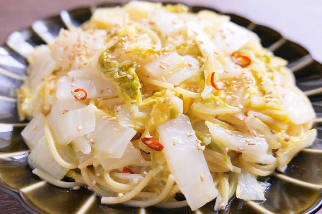 かっちゃんねるさんのインスタグラム写真 - (かっちゃんねるInstagram)「白菜だけで驚くほど旨い😋🥬✨﻿ ﻿ 「白菜パスタ」﻿ ﻿ ・白菜　　　　　　　　　　　　３００ｇ﻿ ・塩　　　　　　　　　　　　　小さじ１／４﻿ ﻿ ☆料理酒　　　　　　　　　　　大さじ２﻿ ☆白だし　　　　　　　　　　　大さじ１﻿ ☆ごま油　　　　　　　　　　　大さじ１﻿ ☆水　　　　　　　　　　　　　１００ｍｌ﻿ ﻿ ・乾燥パスタ　　　　　　　　　８０ｇ﻿ ・すりおろしにんにく　　　　　小さじ１﻿ ・輪切り唐辛子　　　　　　　　少々﻿ ・いりごま　　　　　　　　　　少々﻿ ﻿ ※水の量は白菜から出た水分によって、足りない場合は調節して足して下さい。﻿ ﻿ ◎白菜を１〜１．５ｃｍ幅にざく切りし、フライパンに白菜を入れる。﻿ ﻿ →塩を入れて全体に馴染ませたら☆を入れて、すりおろしにんにく・輪切り唐辛子・パスタを半分に折って白菜の上にのせて蓋をする。﻿ ﻿ →中火〜強めの中火で４分ほど加熱し、白菜の水分が出てきたらパスタを下に入れるような感じで全体を混ぜ合わせる。﻿ ﻿ →蓋をして弱めの中火で規定の茹で時間、加熱する。（途中で水分が少なくなった場合は水を調節しながら足して下さい）﻿ ﻿ →水分が残っている場合は強火で加熱して水分を飛ばし、お皿に盛り付けていりごまをちらす。﻿ ﻿ 具材は白菜だけ！少量の水で、白菜の水分がパスタにグッと染み込んだ美味しいレシピです☺️✨﻿ ﻿ 白だしの味付けで、和風ペペロンチーノみたいな感じです🍝👍﻿ ﻿ フライパンひとつで簡単に作れるので、是非作ってみてくださいね✌﻿ ﻿ #白菜 #パスタ #pasta #大量消費 #スパゲティ #料理 #レシピ #簡単レシピ #おうちごはん #かっちゃんねる #かつ活」10月27日 12時00分 - kattyan1011