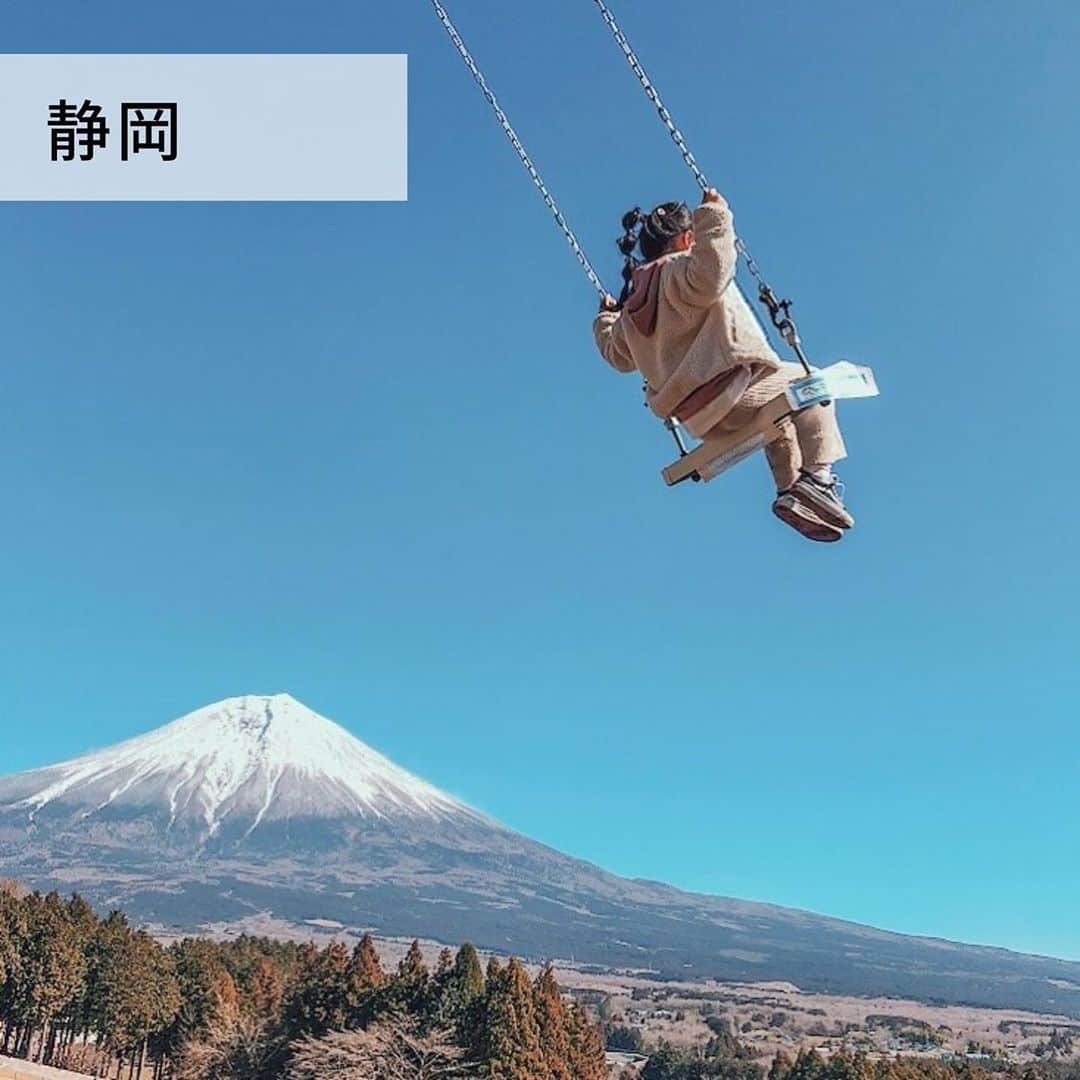 旅工房公式さんのインスタグラム写真 - (旅工房公式Instagram)「#静岡旅行#静岡観光﻿ 今回は、富士山や茶畑など自然豊かな静岡県の観光スポットを集めてみました❣️﻿ ｰｰｰｰｰｰｰｰｰｰｰｰｰｰｰｰｰｰｰｰｰｰｰｰｰｰｰｰｰｰｰｰｰｰｰｰｰｰｰ﻿ ▽お写真ありがとうございます！﻿ ﻿ 1: @yu___mi1111 さん﻿ 富士山の麓の朝霧高原にある「まかいの牧場」﻿ 富士山を背景に乗れる絶景ブランコや、家族で楽しめるスポットが沢山🐑﻿ ﻿ 2: @kenkeno215  さん﻿ エメラルドグリーンの湖の上を歩く、寸又峡「夢の吊り橋」✨﻿ 11月上旬からは紅葉も見所！近くの寸又峡温泉でゆっくりするのもおすすめです♨️🍁﻿ ﻿ 3: @_babynanap_ さん﻿ 伊豆の国パノラマパークにある「富士見テラス」🌤﻿ こちらのプレミアムラウンジは予約制で、富士山を見ながらデイベッドでゆっくりくつろげます🗻☕️﻿ ﻿ 4: @anotherday_s_ さん﻿ 泊まれる公園「INN THE PARK」💫﻿ 少年自然の家を現代的にリノベーションした宿泊施設で、地元の食材を使った朝食、夕食も味わえます🍽﻿ ﻿ 5: @ninaoba1104 さん﻿ 雲海を望む茶畑「豊好園」🍵﻿ 貸切ティーテラスでは持ち込み自由で、贅沢な時間を過ごせます🌿﻿ 豊好園のお茶は、国外からのファンも多いそうです☺️﻿ ﻿ ｰｰｰｰｰｰｰｰｰｰｰｰｰｰｰｰｰｰｰｰｰｰｰｰｰｰｰｰｰｰｰｰｰｰｰｰｰｰ﻿ 海外・国内問わず、素敵なスポットやグルメ、アイテムの写真にはぜひ #旅工房 @tabikoboをタグ付けしてください❣️﻿」10月27日 12時01分 - tabikobo