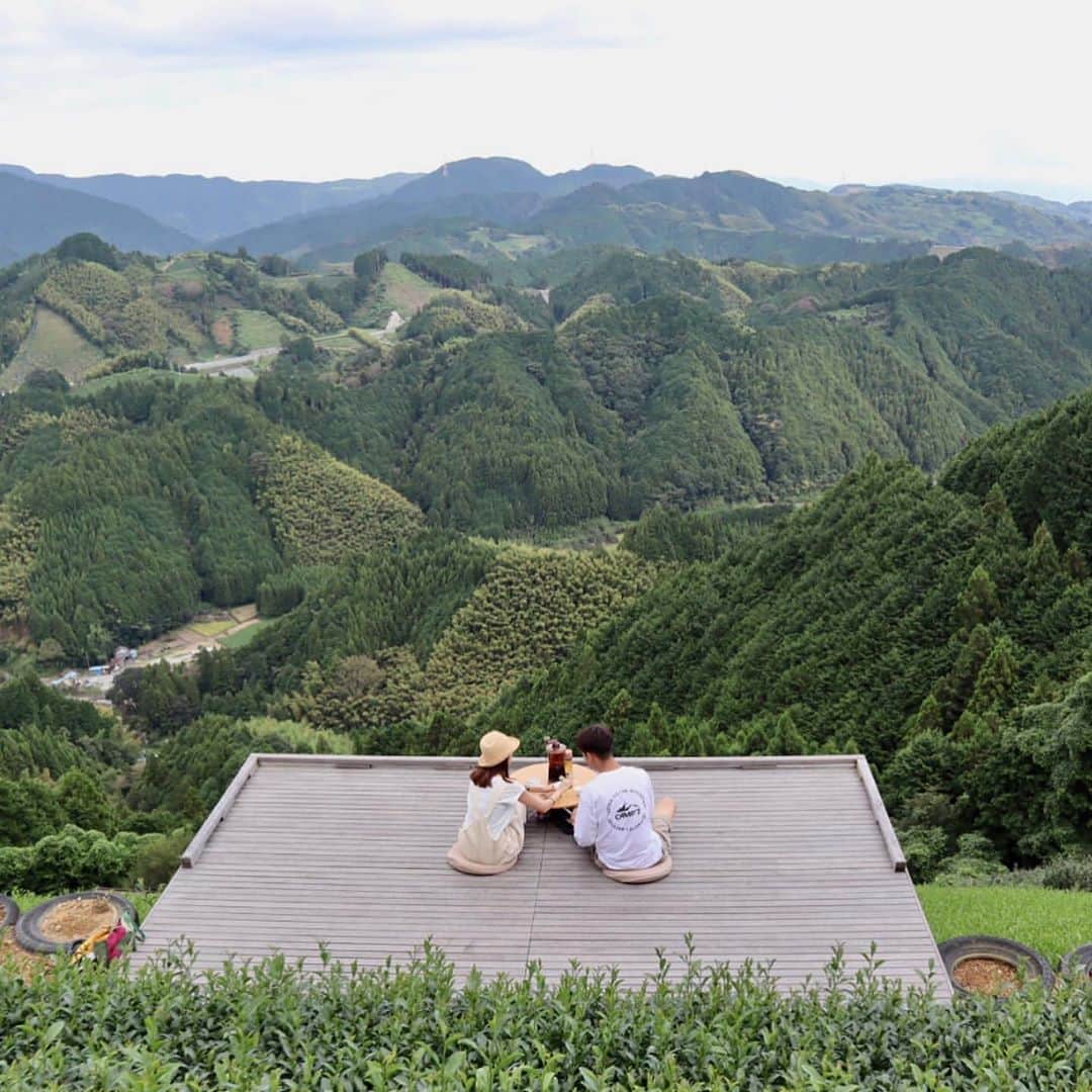 旅工房公式さんのインスタグラム写真 - (旅工房公式Instagram)「#静岡旅行#静岡観光﻿ 今回は、富士山や茶畑など自然豊かな静岡県の観光スポットを集めてみました❣️﻿ ｰｰｰｰｰｰｰｰｰｰｰｰｰｰｰｰｰｰｰｰｰｰｰｰｰｰｰｰｰｰｰｰｰｰｰｰｰｰｰ﻿ ▽お写真ありがとうございます！﻿ ﻿ 1: @yu___mi1111 さん﻿ 富士山の麓の朝霧高原にある「まかいの牧場」﻿ 富士山を背景に乗れる絶景ブランコや、家族で楽しめるスポットが沢山🐑﻿ ﻿ 2: @kenkeno215  さん﻿ エメラルドグリーンの湖の上を歩く、寸又峡「夢の吊り橋」✨﻿ 11月上旬からは紅葉も見所！近くの寸又峡温泉でゆっくりするのもおすすめです♨️🍁﻿ ﻿ 3: @_babynanap_ さん﻿ 伊豆の国パノラマパークにある「富士見テラス」🌤﻿ こちらのプレミアムラウンジは予約制で、富士山を見ながらデイベッドでゆっくりくつろげます🗻☕️﻿ ﻿ 4: @anotherday_s_ さん﻿ 泊まれる公園「INN THE PARK」💫﻿ 少年自然の家を現代的にリノベーションした宿泊施設で、地元の食材を使った朝食、夕食も味わえます🍽﻿ ﻿ 5: @ninaoba1104 さん﻿ 雲海を望む茶畑「豊好園」🍵﻿ 貸切ティーテラスでは持ち込み自由で、贅沢な時間を過ごせます🌿﻿ 豊好園のお茶は、国外からのファンも多いそうです☺️﻿ ﻿ ｰｰｰｰｰｰｰｰｰｰｰｰｰｰｰｰｰｰｰｰｰｰｰｰｰｰｰｰｰｰｰｰｰｰｰｰｰｰ﻿ 海外・国内問わず、素敵なスポットやグルメ、アイテムの写真にはぜひ #旅工房 @tabikoboをタグ付けしてください❣️﻿」10月27日 12時01分 - tabikobo