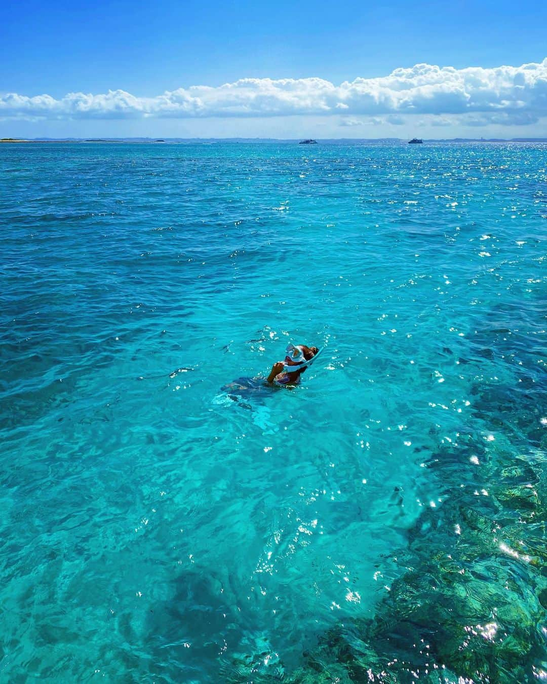 ちゃんもりさんのインスタグラム写真 - (ちゃんもりInstagram)「お風呂で冷水浴びながら海に潜る妄想するのが趣味です🧜🏽‍♀️ 2代目Gullマスク可愛いくてお気に入り😍💚💙 ミューフィンもそろそろ寿命🥺ロングフィンほしい . . . #沖縄#沖縄移住#離島巡り#慶良間諸島#慶良間ブルー#ボート#ビキニ#沖縄旅行#沖縄観光#沖縄大好き#シュノーケリングツアー#休日の過ごし方#海のある生活#日本の絶景#透明度抜群#キラキラ#okinawa#nahacity#bikini#boatfishing#summervacation#japanesegirl#genic_okinawa#genic_japan#genic_blue#gull#skindiving#okinawalife#okinawatrip#okinawajapan」10月27日 12時07分 - xx817.a