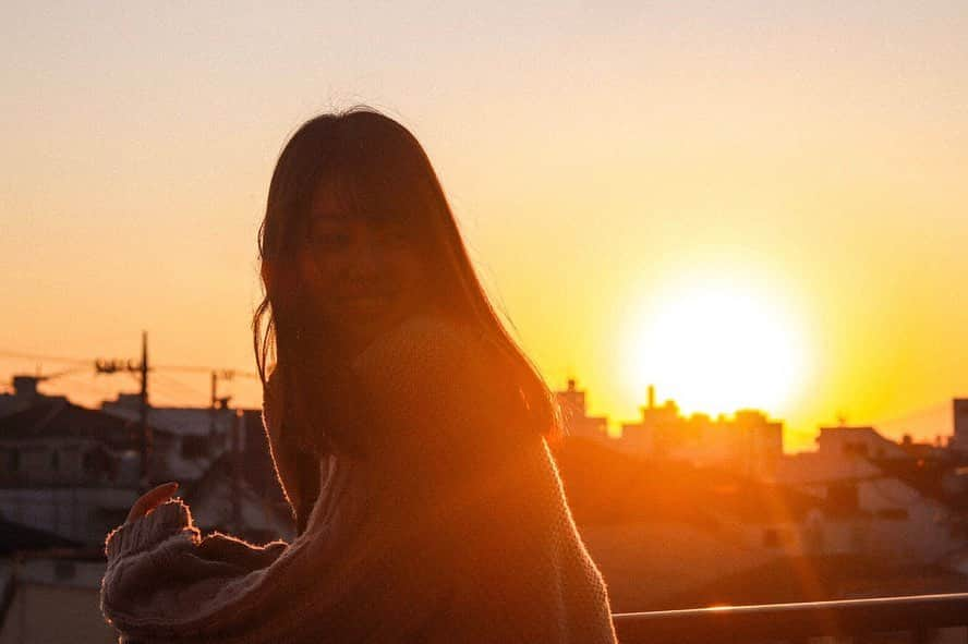 犬塚花菜子のインスタグラム：「こんにちは！ 今日はスッキリ目覚めました🌞  そして↑はお気に入りの写真🍂  もうすぐ本番だ〜楽しみだけどめちゃくちゃドキドキ😶  皆さん今日もかなポチ投票、マイスタ、RT、よろしくお願いします！✨  今日も素敵な一日になりますよーに✨  いつもいいねやコメントありがとうございます🐕🌻  #桜美林ミスコン#ミスコン#ミスミスターコンテスト#l4l#l4l#ootd#lfl#撮影モデル#撮影#サロモ#撮影会#秋服#冬服」