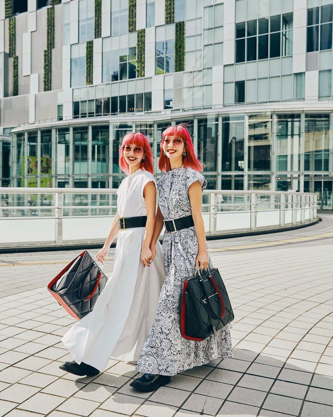 AYAさんのインスタグラム写真 - (AYAInstagram)「beautiful and elegant from every angle - that is the Mcqueen bag🌹  #McQueenStory #McQueenTreads #McQueenEyewear #Omotesandostore  @alexandermcqueen」10月27日 12時03分 - ayaxxamiaya