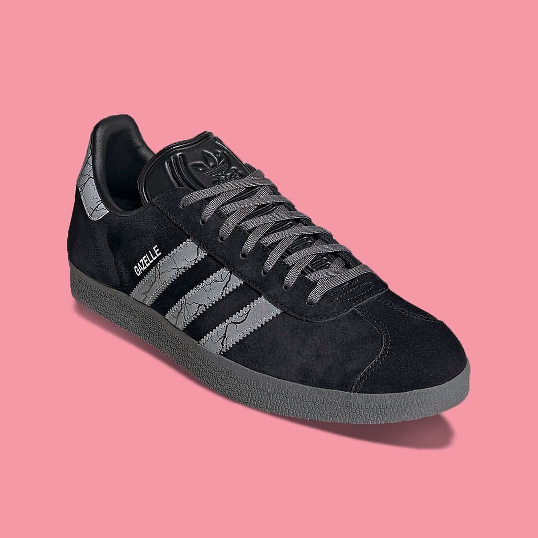 shoes ????さんのインスタグラム写真 - (shoes ????Instagram)「Star Wars x adidas Gazelle “Darksaber” 🌑  The @starwars x @adidasoriginals collaboration continues with a shoe that’s a bit more practical than the Rivalry Hi Chewbacca kicks that dropped earlier this month.   Drop 🔌 : November 4th」10月27日 12時03分 - shoes