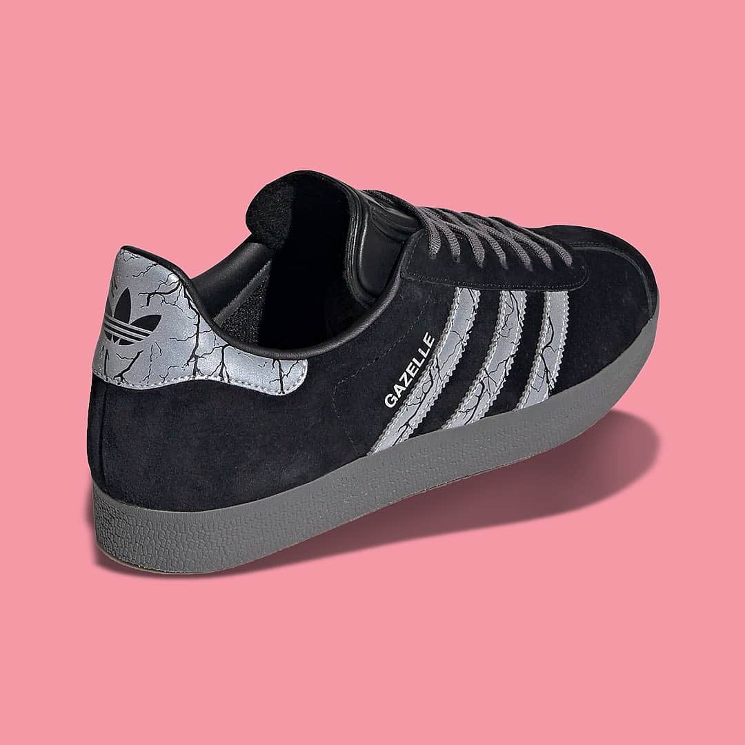 shoes ????さんのインスタグラム写真 - (shoes ????Instagram)「Star Wars x adidas Gazelle “Darksaber” 🌑  The @starwars x @adidasoriginals collaboration continues with a shoe that’s a bit more practical than the Rivalry Hi Chewbacca kicks that dropped earlier this month.   Drop 🔌 : November 4th」10月27日 12時03分 - shoes