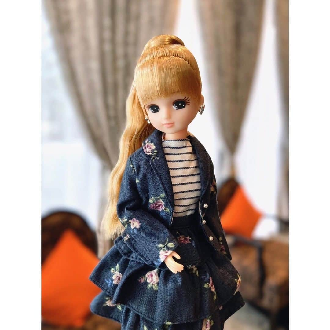 リカちゃんさんのインスタグラム写真 - (リカちゃんInstagram)「Today's #outfit is a  #floraltop and bottom set with a striped shirt ♡  大人気の #セットアップ ♪ リカは甘めなフラワープリントをチョイス☆ ボーダーシャツを合わせて #カジュアルダウン すればどんなシーンでも印象UPしちゃうよ♡ #今日のコーデ #ootd #リカちゃん #fashion #ootd #hairstyle #licca #liccadoll #japanesedoll #japan #girl #instadaily #instagood #instagramjapan #instagram」10月27日 12時10分 - bonjour_licca