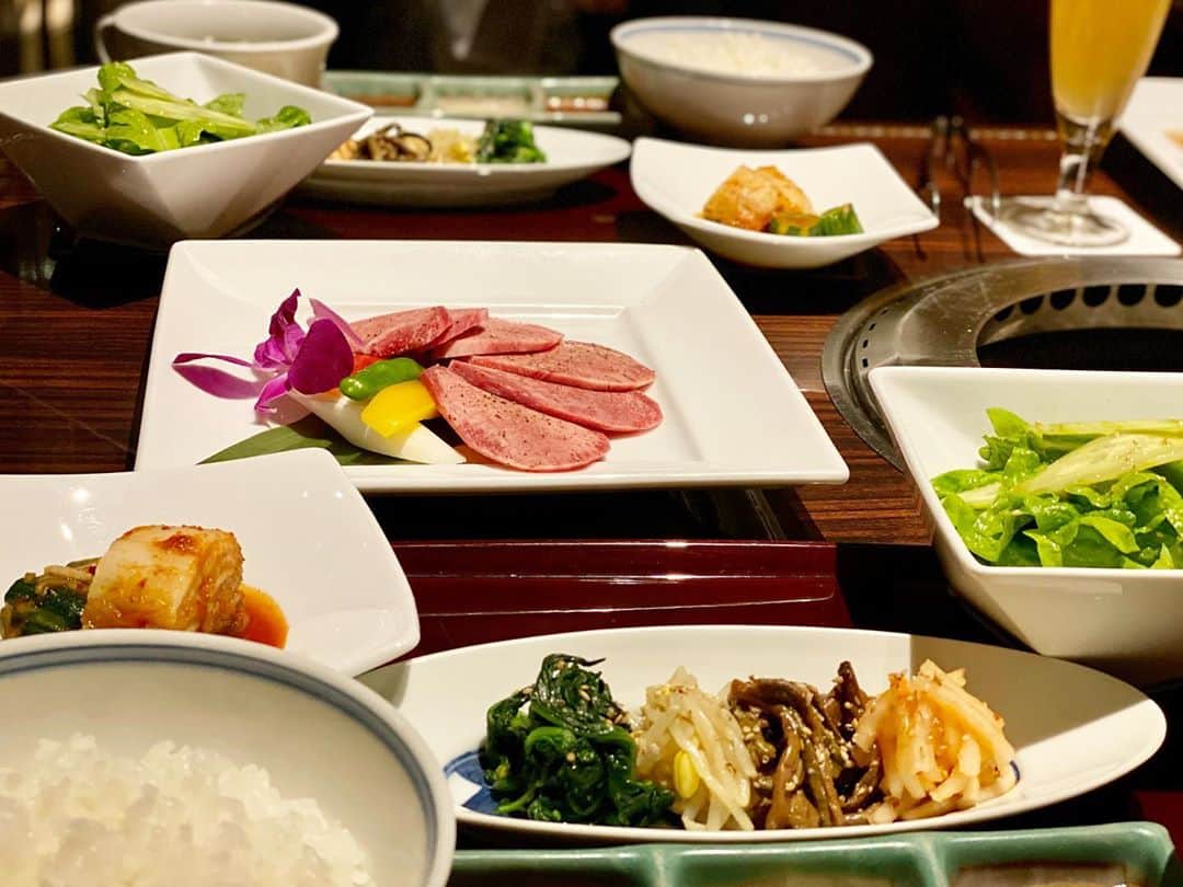 岡英里さんのインスタグラム写真 - (岡英里Instagram)「#叙々苑ランチ 🍽  @nakan0yukimi ちゃんと行こう行こうと話して1ヶ月遅れで叶いました🤣❤️  さしが苦手な人は真ん中のコースのお肉で十分ですよ🥺  タンが食べたかったら別で頼むのがオススメ✌️  #お友達 #女子会 #叙々苑 #ランチ #ランチ女子会 #焼肉 #焼肉女子 #焼肉大好き #お肉 #肉好き #肉好き女子 #パワーランチ #美味しかった #おいしかった #お腹パンパン #🐷 #満たされた #タン塩 #赤身ロース #カルビ #海老 #🦐 #昼から #お酒 #🍺 #昼ビール #最高 #乾杯 #🍻」10月27日 12時10分 - okaeri0424