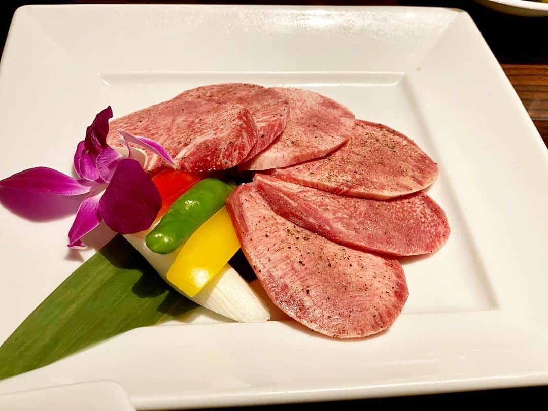 岡英里さんのインスタグラム写真 - (岡英里Instagram)「#叙々苑ランチ 🍽  @nakan0yukimi ちゃんと行こう行こうと話して1ヶ月遅れで叶いました🤣❤️  さしが苦手な人は真ん中のコースのお肉で十分ですよ🥺  タンが食べたかったら別で頼むのがオススメ✌️  #お友達 #女子会 #叙々苑 #ランチ #ランチ女子会 #焼肉 #焼肉女子 #焼肉大好き #お肉 #肉好き #肉好き女子 #パワーランチ #美味しかった #おいしかった #お腹パンパン #🐷 #満たされた #タン塩 #赤身ロース #カルビ #海老 #🦐 #昼から #お酒 #🍺 #昼ビール #最高 #乾杯 #🍻」10月27日 12時10分 - okaeri0424