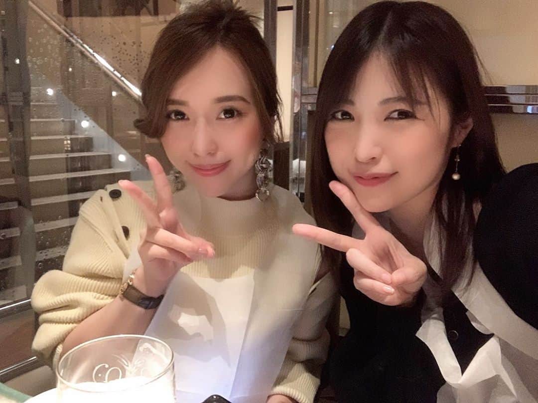 岡英里さんのインスタグラム写真 - (岡英里Instagram)「#叙々苑ランチ 🍽  @nakan0yukimi ちゃんと行こう行こうと話して1ヶ月遅れで叶いました🤣❤️  さしが苦手な人は真ん中のコースのお肉で十分ですよ🥺  タンが食べたかったら別で頼むのがオススメ✌️  #お友達 #女子会 #叙々苑 #ランチ #ランチ女子会 #焼肉 #焼肉女子 #焼肉大好き #お肉 #肉好き #肉好き女子 #パワーランチ #美味しかった #おいしかった #お腹パンパン #🐷 #満たされた #タン塩 #赤身ロース #カルビ #海老 #🦐 #昼から #お酒 #🍺 #昼ビール #最高 #乾杯 #🍻」10月27日 12時10分 - okaeri0424