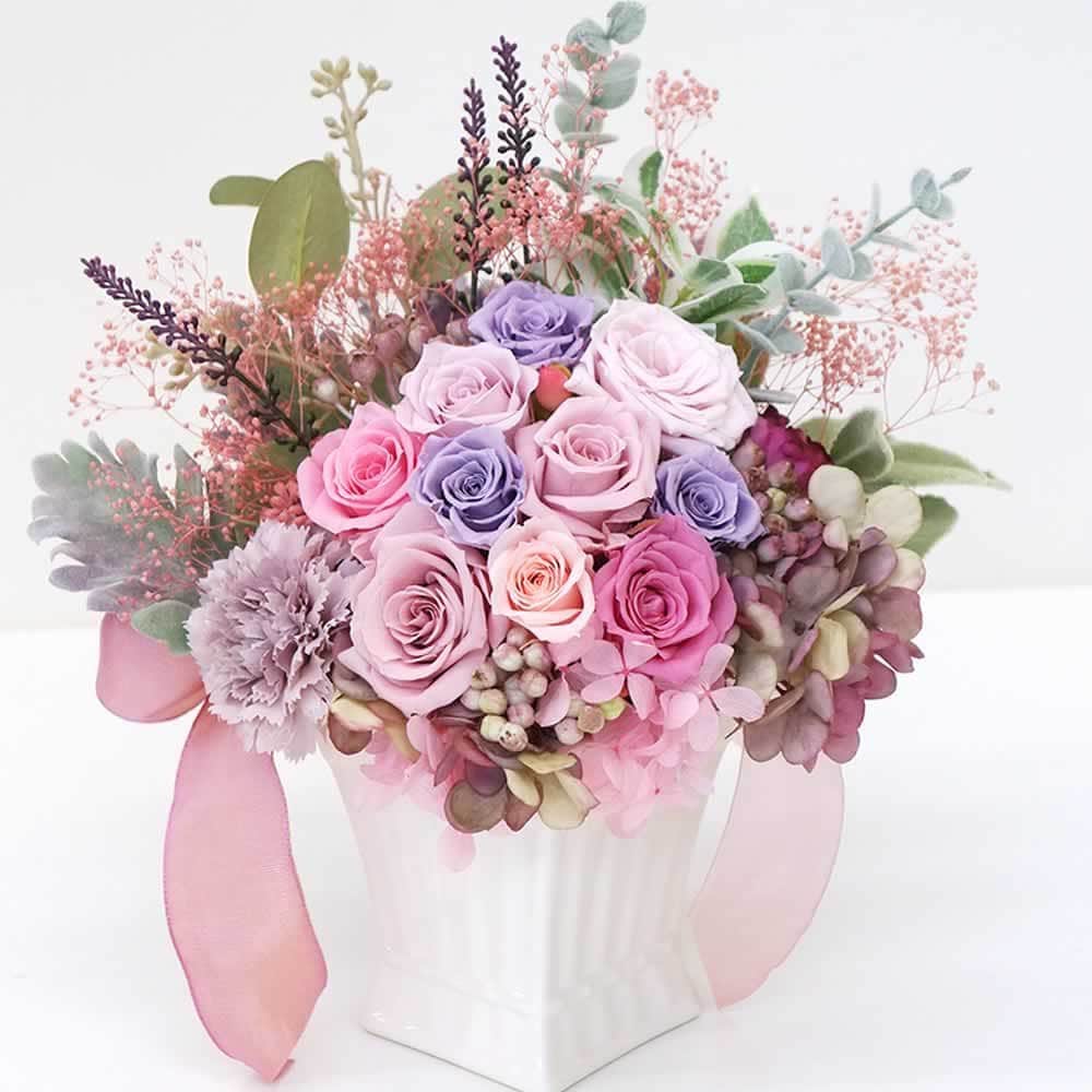 belleviewomanのインスタグラム：「. . こんにちは☺️ 今日は久しぶりにオーダーのご紹介です。 . @bellevie_fleur では オーダーでお花をお作りしています。 こちらはピンクパープル系の お色でのオーダーです。 淡くて優しい、エレガントな雰囲気なので とても人気のカラーリングですよ💓 . . #ベルビーフルール#プリザーブドフラワー#お花#花#花のある暮らし#結婚記念日#オーダー#オーダーフラワー#誕生日#インテリア#インテリアフラワー#ナチュラル#素敵#可愛い#綺麗#誕生日プレゼント#記念日#記念日プレゼント#お祝い #belleviefleur#preservedflower#flower#flowers#flowerstagram#beautiful#stayathome#stayathomewithflowers」
