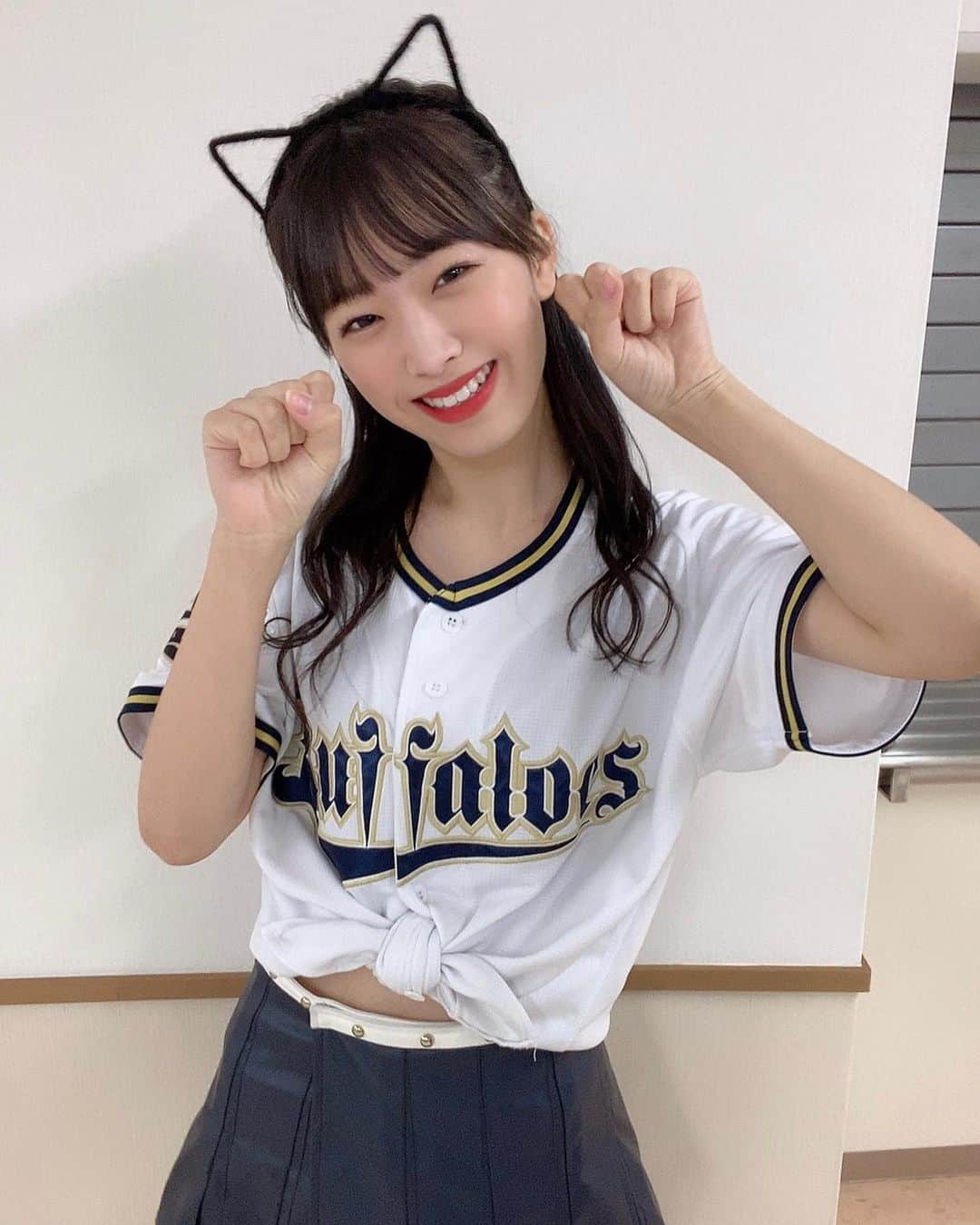 SAKURAのインスタグラム：「こんにちは🌸﻿ ﻿ ﻿ ﻿ ﻿ 猫ちゃんになってみました！！！﻿ 2枚目はNUIと🐶💗猫姉妹🐱笑﻿ 3枚目は新メンバー！！！！﻿ どうですか〜！！！！笑﻿ ﻿ ﻿ ﻿ もうすぐハロウィン🎃﻿ 毎年お友達と仮装をして﻿ テーマパークに行ってたなあ💭﻿ また行きたいなっ👻💗﻿ ﻿ ﻿ ﻿ 本日、18:00~play ball⚾️﻿ 残り少ないホームゲーム🥺﻿ 勝利が見れますように🔥🔥🔥﻿ ﻿ ﻿ ﻿ ﻿ 🌸昨日アメーバブログ更新してます！🎶﻿ ﻿ ﻿ ﻿ #bs2020 #buffaloes #baseball #orixbuffaloes #プロ野球 #npb #ハロウィン #helloween #猫 #cat #仮装  #instagood #sakura_365 #bsgirls #オリ姫 #🌸」