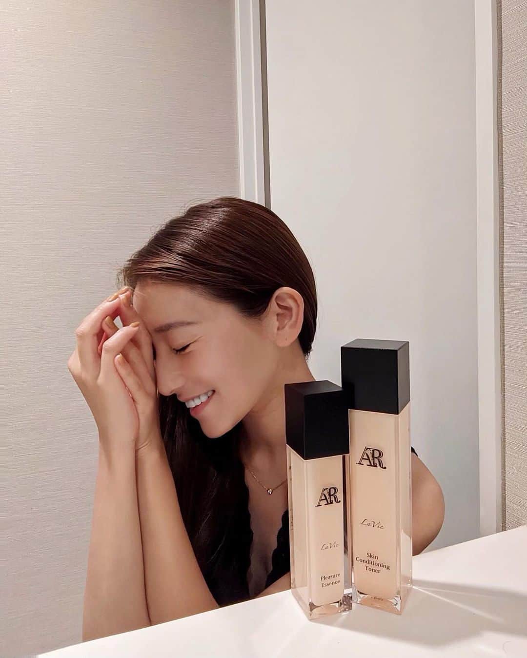 稲川千里さんのインスタグラム写真 - (稲川千里Instagram)「. . 100万人の声に耳を傾け、研究を重ねて生み出されたスキンケア『La Vie』 @ar.cosmetics.official を使ってみました🌿 . . 注目ポイントは独自美容成分『ARCORE』と植物生体水。 . 自社研究により100種類もの美容成分を配合した『ARCORE』を開発。各成分の配合バランスを変えph値を調整することで各スキンケア製品のパフォーマンスを向上。 そして、お水の代わりに植物の細胞水である植物生体水を使うことで肌への浸透を高めます。 . 化粧水は肌デトックス中心の抗炎症作用の成分。 美容液は肌再生エイジングケア効果の抗シワ作用の成分を配合しているそうです。 . . 最近の悩みがほうれい線と笑ったときのしわしわ感なので、すごく気になって😂✨ これは使ってみたいと思いました！ . ボトルはプッシュタイプでいつでも清潔的。 使い心地はベタつきもなく肌馴染みが良くて使いやすい✨しっとりしていい感じ！ . 肌質を変えたい人やエイジングケアが気になり出した方はぜひcheckしてみてください✔︎ . #arcosmeticstokyo #lavie #ラヴィ #美容液 #化粧水 #基礎化粧品 #肌質改善 #アンチエイジング #スキンケア #肌デトックス #美容コラム #スキンケアマニア」10月27日 12時20分 - chiicamera