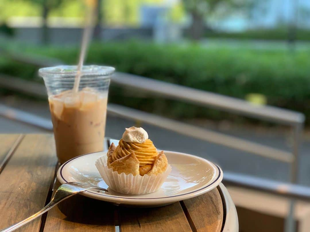 愛川アヤノのインスタグラム：「: : : 🎃🎃🎃 : 撮影の休憩はcafe☕️ サイコーです！ : : :」