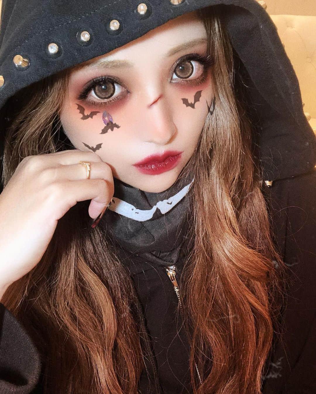 桜井莉菜さんのインスタグラム写真 - (桜井莉菜Instagram)「ハロウィンメイクとそれに使ったコスメたち💄 まず、MACの黒シャドウで二重幅と涙袋全体を囲んで、その周りをグルっとViseeの赤シャドウで更に広めに囲むよ🖤 口はまず、lilybyredの08で塗って指でぼかす👆 内側をRIMMELの029の濃い色で塗って深みを出す💄 ゾンビメイクの時にも使えるよ💀 涙型のシールは100均の💎 ポイントは、目頭側もガッツリやりすぎかなってくらい真っ黒で囲む事💓 ダークハロウィンする方は是非やってみてね🖤  #halloween#halloweenmakeup#ハロウィンメイク#ダークハロウィン#黒ギャング#nail#ネイル#halloweennails#ハロウィンネイル#sugar#黒ギャング#makeup#make#nail」10月27日 12時29分 - rina__sakurai