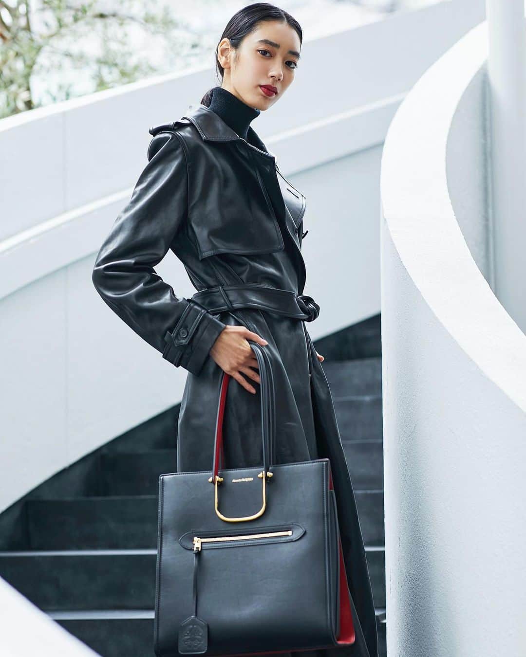 晶さんのインスタグラム写真 - (晶Instagram)「@AlexanderMcQueen 「THE TALL STORY BAG」THE  STORYの新作バック。 存在感があるメタルハンドルに 綺麗な赤と黒の配色が上品なデザイン。 TREAD CHELSEA BOOTも オーバーサイズのトレッドソールが美しい。 #McQueenStory #McQueenTreads #McQueenEyewear」10月27日 12時34分 - ___akira_i