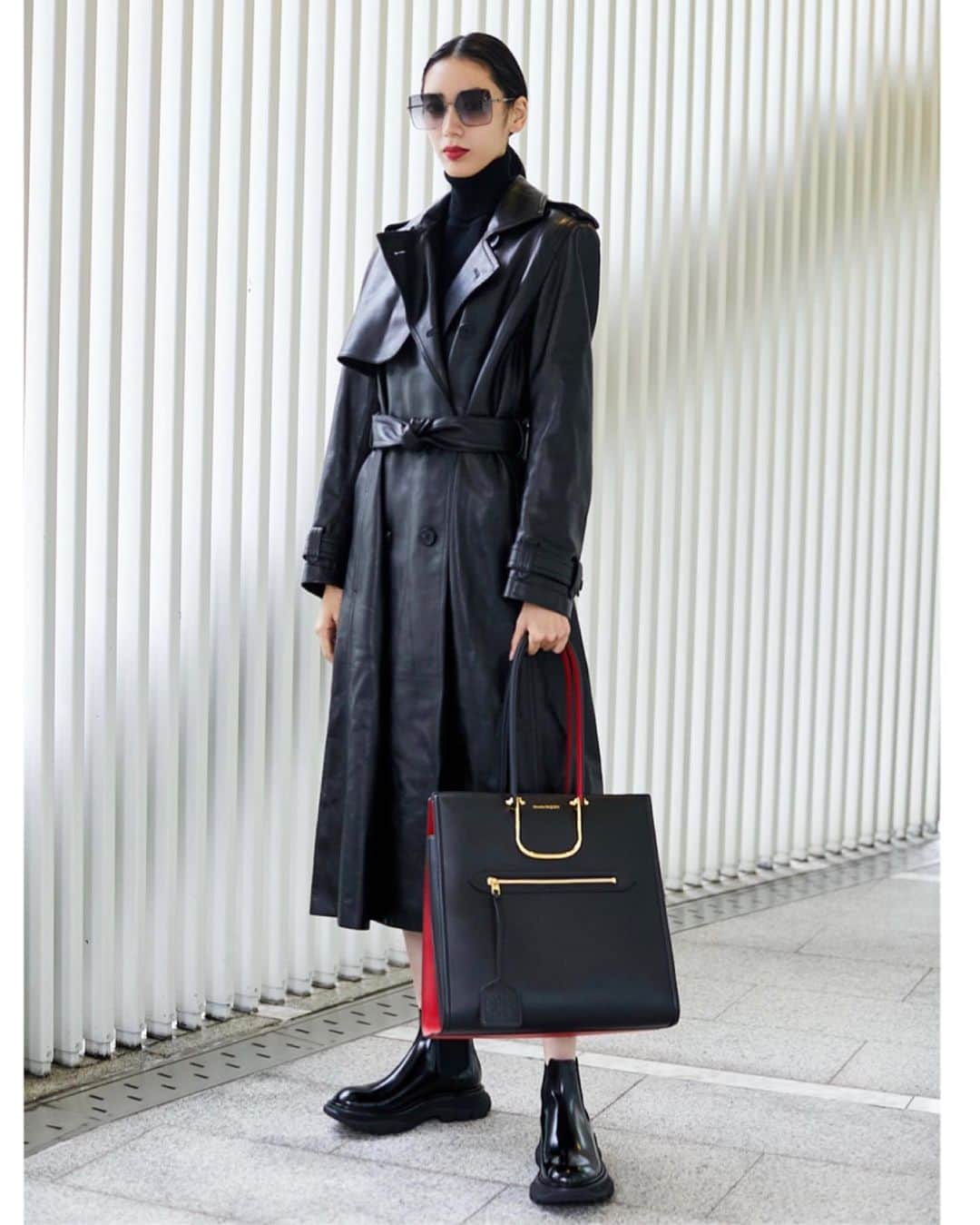 晶さんのインスタグラム写真 - (晶Instagram)「@AlexanderMcQueen 「THE TALL STORY BAG」THE  STORYの新作バック。 存在感があるメタルハンドルに 綺麗な赤と黒の配色が上品なデザイン。 TREAD CHELSEA BOOTも オーバーサイズのトレッドソールが美しい。 #McQueenStory #McQueenTreads #McQueenEyewear」10月27日 12時34分 - ___akira_i