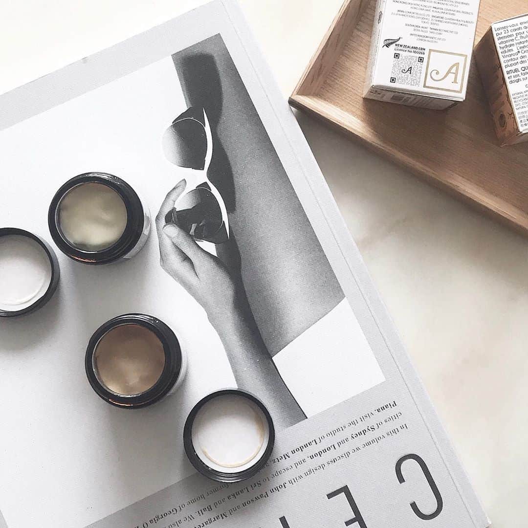 のインスタグラム：「________ #sustainablebeauty ✔️ . 私自身も何度かポストしていて、 すでに大人気の @antipodesskincare  . 世界で増える エコロジー意識の高い人々に向けて開発されたブランド。 . . 今日は、アイクリーム2点をご紹介。 . ✔︎ #キウイシードオイルアイクリーム (デリケートな目元をすっきり整える) キウイフルーツやヴィナンザグレープが デリケートな目元に働きかけ、すっきりとした印象に。 . ✔︎ #キウイシードゴールドアイクリーム (23Kゴールド入りで、ハリのある目元に導く) ドイツの23kゴールド(整肌成分)を配合。 ヴィナンザグレープ＆キウイ種子油で保湿し、 ハリのある なめらか肌に。 . . どちらも無香料で軽いテクスチャー。 その日の肌コンディションで使い分けたり、 重ねてのせることも。 . 100%オーガニックのスキンケア製品です。 成分表も載せたので、 気になる方はぜひチェックしてみてください。 . @cosmekitchen でゲットできますよ😊 . . #eyecream #antipodes .」