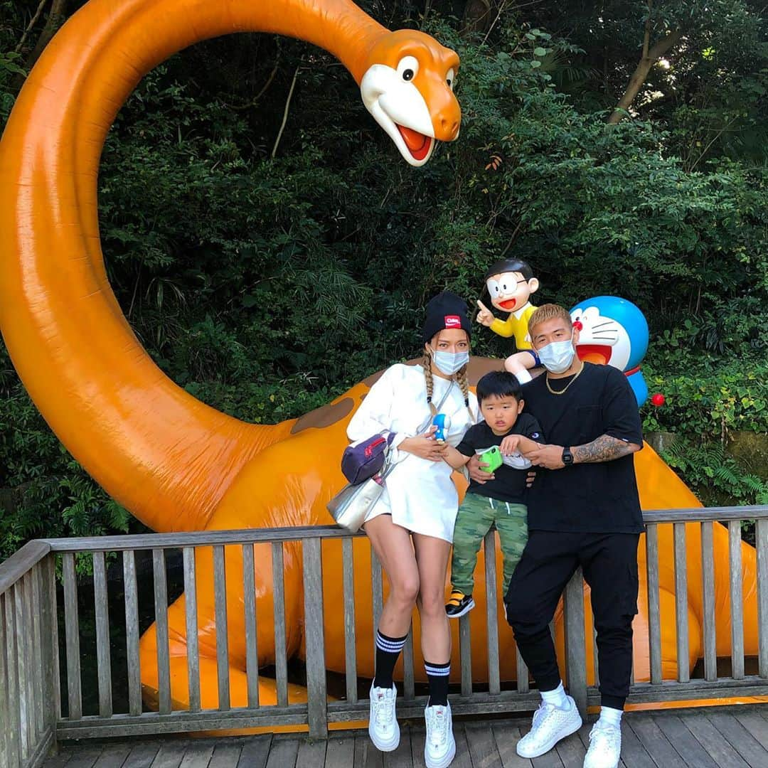 大澤茂樹のインスタグラム：「ピー助🦕 #ドラえもん #不二子f不二雄ミュージアム #family #息子 #son #2y10m #家族写真」