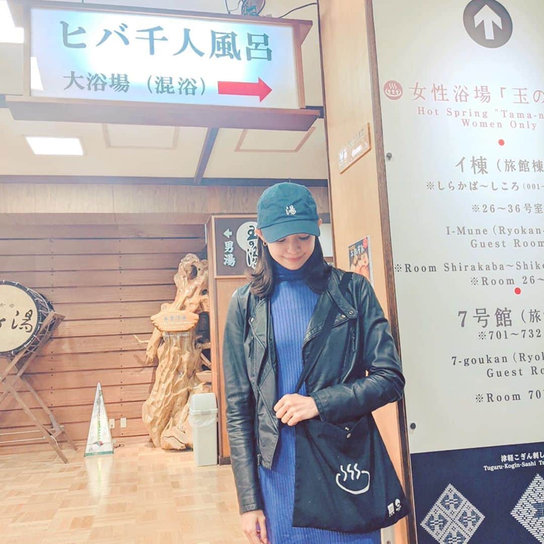 横山エリカのインスタグラム：「1泊2日で総走行距離500kmの詰込み青森旅行へ🚅 八戸を拠点にして、1日目は酸ヶ湯、十和田湖、奥入瀬をドライブ🚗山の中は紅葉が綺麗だったー🍁 そして念願の酸ヶ湯、ヒバ千人風呂に入ってきました♨️ 混浴ですが、脱衣所からお湯に入るまでにはついたてがあるので一応隠れられます👍お湯は乳白色なので入ってしまえば何も見えないし、難易度としては低めかと🤗(お風呂の写真が撮れないのでネットに載ってるものを拝借したのですが、イメージはそんな感じ) お風呂は総ヒバ造りで風情があって、本当にテルマエロマエのような世界観で賑わっていました😋 ついたてと脱衣所までの間に切れ目があるのでほんの一瞬だけ無防備ゾーンがあって、、行き交う女体を見ようとなのか、そこが見える場所に男性陣が密集していたのが印象的😂 お湯をゆっくり楽しむという感じではなかったけれど、イベントとしてすごく楽しい体験🙆‍♀️ #今日も今日とていい湯でした♨️ #travelgram #japan #aomori #hotsprings #sukayuonsen #温泉巡り #湯巡り #酸ヶ湯温泉 #ヒバ千人風呂 #混浴体験 #温泉旅行 #温泉女子 #青森旅行 #十和田湖 #旅行好き」