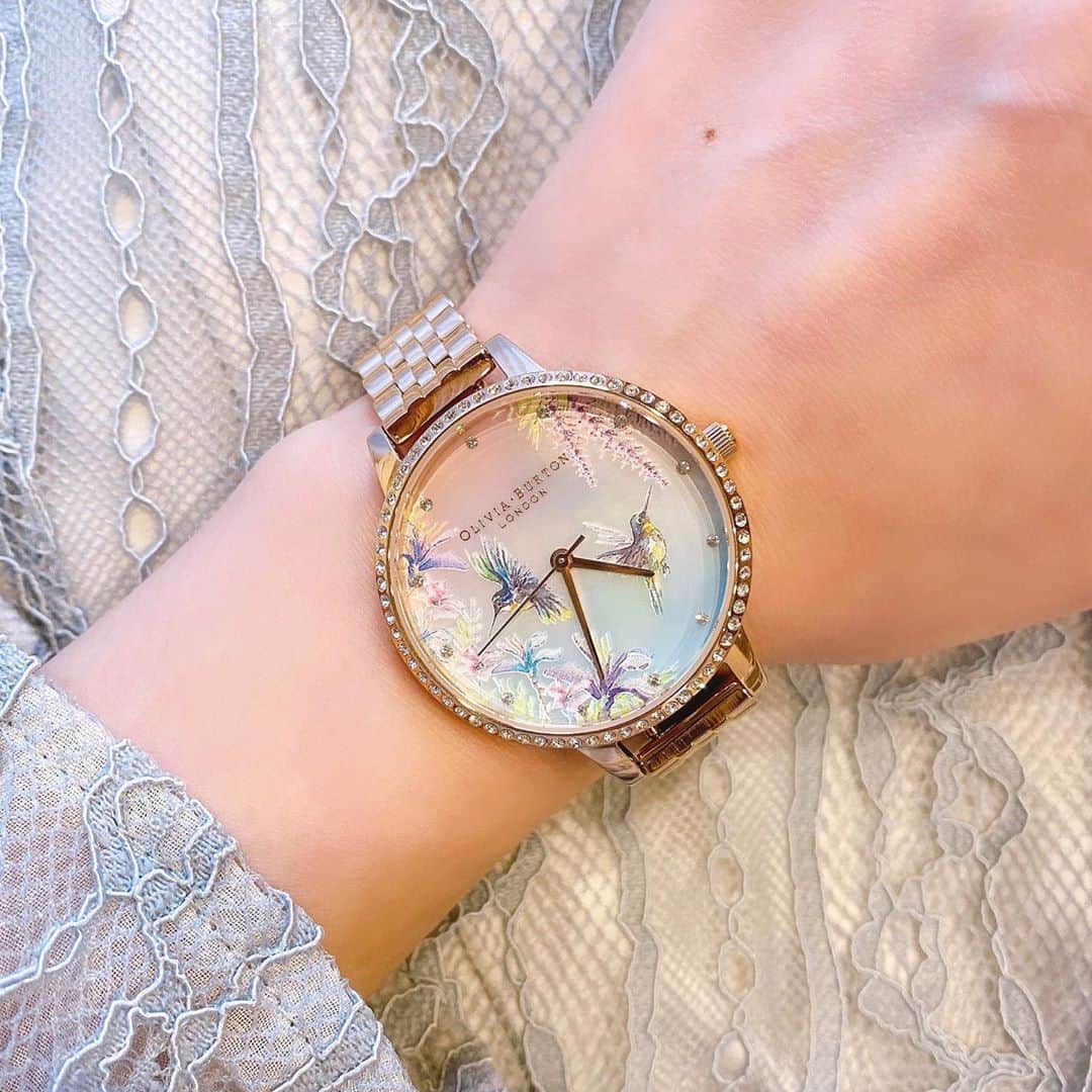 さわいえりさんのインスタグラム写真 - (さわいえりInstagram)「美しい時計💐 オリビア・バートン10月の新作  シェル文字盤に、 小鳥やお花が描かれていて、 キラキラとても素敵✨  @hms_watchstore @oliviaburtonjapan  #オリビアバートン#腕時計 #oliviaburton  #oliviaburtonwatches #oliviaburtontokyo #hmswatchstore #PR」10月27日 12時44分 - beauty_eri7
