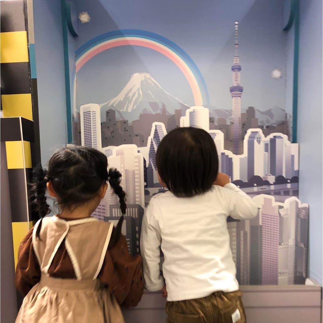ナカヤマユキコのインスタグラム：「かわいい後ろ姿の子達👦🏻👧🏻 . 狙っているわけではなく、2歳児達は常に何かに興味深々でほぼ後ろ姿しか撮れない😂 . 会う度にお互い成長していて 2人の遊び方も成長していて母達は微笑ましい🤍 . またあそぼうね☺︎ . . . . . #2歳　#2歳児ママ」