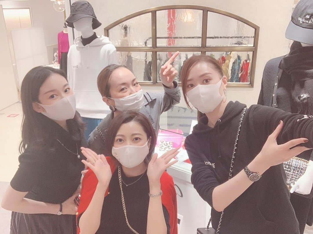 貴千碧のインスタグラム：「いよいよ始まりました❣️日比谷シャンテ❤️❤️ 本日初日はこのメンバーで🌈✨ 沢山の出会いが有りますように🥰  半年以上ぶりの#東京#お江戸 #嬉しい#小躍り #鳳翔大 さん#春花きらら ちゃん#瀬希ゆりと ちゃん#貴千碧#日比谷シャンテ#初日 2階　宝塚の衣装が展示してある場所のすぐ隣です✨✨ #花組　#はいからさんが通る 行き帰りに是非お立ち寄り下さい❣️ 大さんとまいこのお洒落なアイテムの数々😭❤️ #愛情　たっぷり#喜昆布#出来立て　だよー😍💓💓」