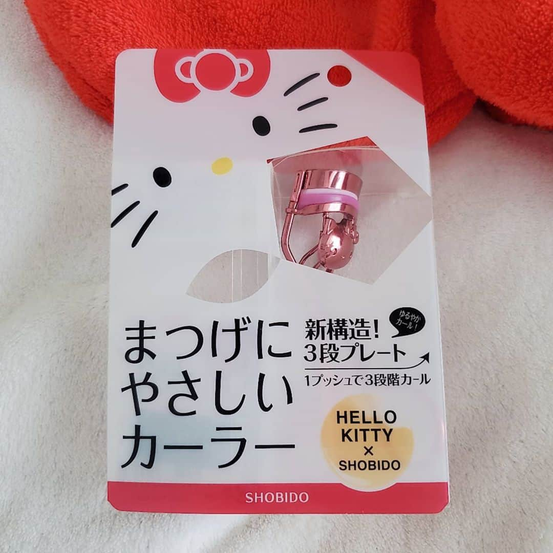 榊原あやのインスタグラム：「こんなにかわいいビューラーがあるなんて🥺  Have a look at this awesome eyelash curler! You should get one.  #ハローキティ #サンリオ #キティラー #キティ活 #ピューロアンバサダー #ハロスイアンバサダー #HelloKitty #Sanrio #HelloKittyLover」