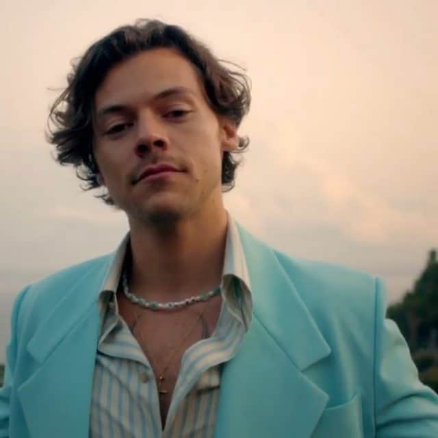のインスタグラム：「🌊ハリー新MVが公開🌊  #ハリースタイルズ 「Golden」のミュージック・ビデオを公開しました✨💍 この曲は最新アルバム『fine line』収録💿  ビデオはイタリア・アマルフィ海岸で撮影したそうです🇮🇹 衣装も素敵👔  🎥フル視聴➤https://lnk.to/HarryStylesNewAlbumIA  #HarryStyles #golden #musicvideo #fineline」