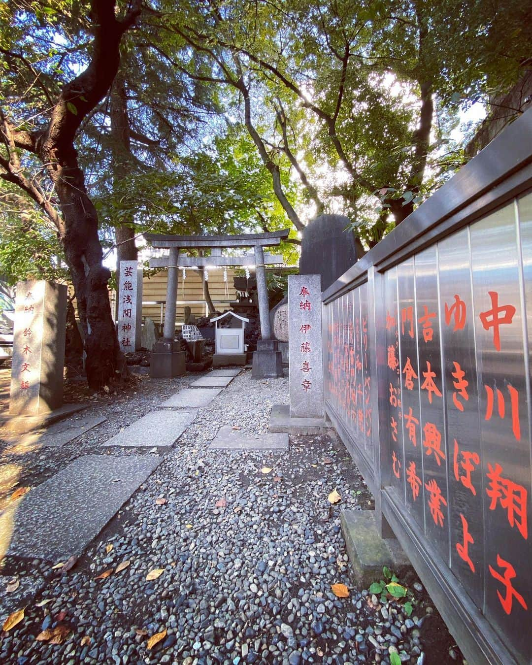 SHOCK EYEさんのインスタグラム写真 - (SHOCK EYEInstagram)「花園神社の境内にある、芸能浅間神社⛩ 芸能ってだけに、、 なんとなく背筋が伸びますね✨🙏  #花園神社 #芸能浅間神社 #神社」10月27日 13時05分 - shockeye_official