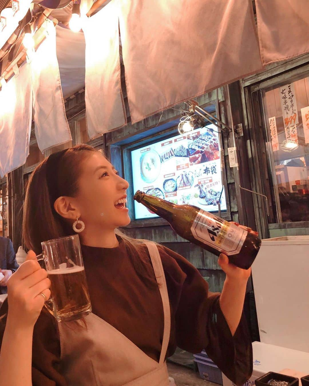 坂本麻子さんのインスタグラム写真 - (坂本麻子Instagram)「. 好きな友達 × お酒🍻 さいく〜ぅ💓 . 初の渋谷のんべい横町に♩ この季節は外の席が最高〜✨ . ビアガーデン行けなかった分 ビアガーデン気分も兼ねて✌︎ #渋谷#のんべい横町  #のんべえ女子 #お酒好き #福岡出身#博多っ子」10月27日 13時05分 - sakamoto_asako