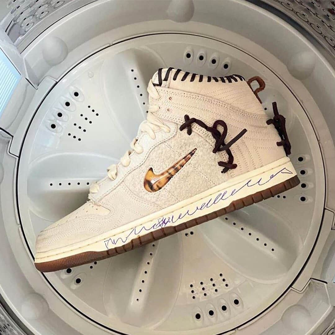 HYPEBEASTさんのインスタグラム写真 - (HYPEBEASTInstagram)「@hypebeastkicks: Images of upcoming @bodega x @nike Dunk High collaborations have surfaced online. Boasting extreme attention to detail, the retro-tinged pairs come in “Fauna Brown” and “Sail.” The former uses medium and dark brown shades atop a cream base, while the latter goes for a full sail upper with scant brown accents. Both feature a tortoiseshell Swoosh and moccasin-like leather rope lace assemblages on the quarter, collar and heel, working with the premium leather and suede build to give off a visvim-adjacent look. Stay tuned for official images and release notes to follow.⁠⠀ Photo: @solebyjc」10月27日 13時11分 - hypebeast