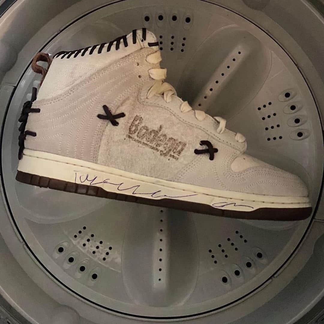 HYPEBEASTさんのインスタグラム写真 - (HYPEBEASTInstagram)「@hypebeastkicks: Images of upcoming @bodega x @nike Dunk High collaborations have surfaced online. Boasting extreme attention to detail, the retro-tinged pairs come in “Fauna Brown” and “Sail.” The former uses medium and dark brown shades atop a cream base, while the latter goes for a full sail upper with scant brown accents. Both feature a tortoiseshell Swoosh and moccasin-like leather rope lace assemblages on the quarter, collar and heel, working with the premium leather and suede build to give off a visvim-adjacent look. Stay tuned for official images and release notes to follow.⁠⠀ Photo: @solebyjc」10月27日 13時11分 - hypebeast