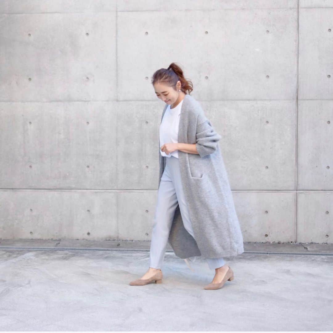 Keikooooooのインスタグラム：「ママコーデ💛 お仕事終わりにおチビの教室へ。 今日は珍しくパンプス✨ これ、化粧品会社のアテニアと、あのリーガルコーポレーションがコラボしたパンプス！ 履き心地がホント良くて、合わせやすい万能グレージュで3.5㎝の低さで太めヒールだから安定感抜群で、なのに、綺麗な見た目にびっくり。日頃疲れたくなくて、スニーカーやフラットシューズ派でヒールは諦めてた私みたいな方にホントおすすめです🙆‍♀️💛 . outer pants/#dolce T shirt/#UNIQLO パンプス/#attenir . #アテニア #アテニアパンプス #アテニアコレクション #端麗コンフォートパンプス #パンプス #パンプスコーデ #秋コーデ #new #attenir_pr #ママ　 #靴コーデ　 #清楚系コーデ」
