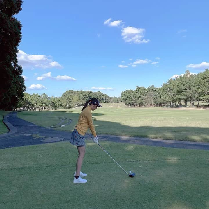 あみおかのインスタグラム：「. . . 愕然🏌🏻‍♀️💖笑笑 本当に成長できるのかな🤣💭 でも楽しいの🏌🏻‍♀️🔰💕 . . . #成長記録 #初心者ゴルフ #ゴルフ #ゴルフ初心者 #女子ゴルフ #ゴルフスイング #スイング動画  #ゴルフスイング動画 #愕然 #めげないゴルフ #ゴルフコーデ #ゴルフ女子コーデ #ゴルフウェア #ゴルスタグラム  #ゴルフ好き #ゴルフ場 #あざとい系女子 #可愛いウェア」