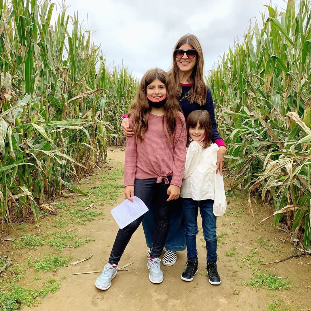 Ilana Wilesさんのインスタグラム写真 - (Ilana WilesInstagram)「We made it out of the corn maze without calling 911 this year! Mazzy helped. I just followed her around like a lost puppy while Harlow schooled me on pumpkin facts. You can watch the whole thing on my story. Also, I am thrilled we found a place that was practically empty. We needed an outdoor activity to do with Grammy and it all worked out. No, Mike wasn’t waiting in the car. I didn’t even bring him this year. It’s 2020. We have more than enough family time all together! 🌽🍩🎃 Also, the news today really blows. VOTE.」10月27日 13時21分 - mommyshorts
