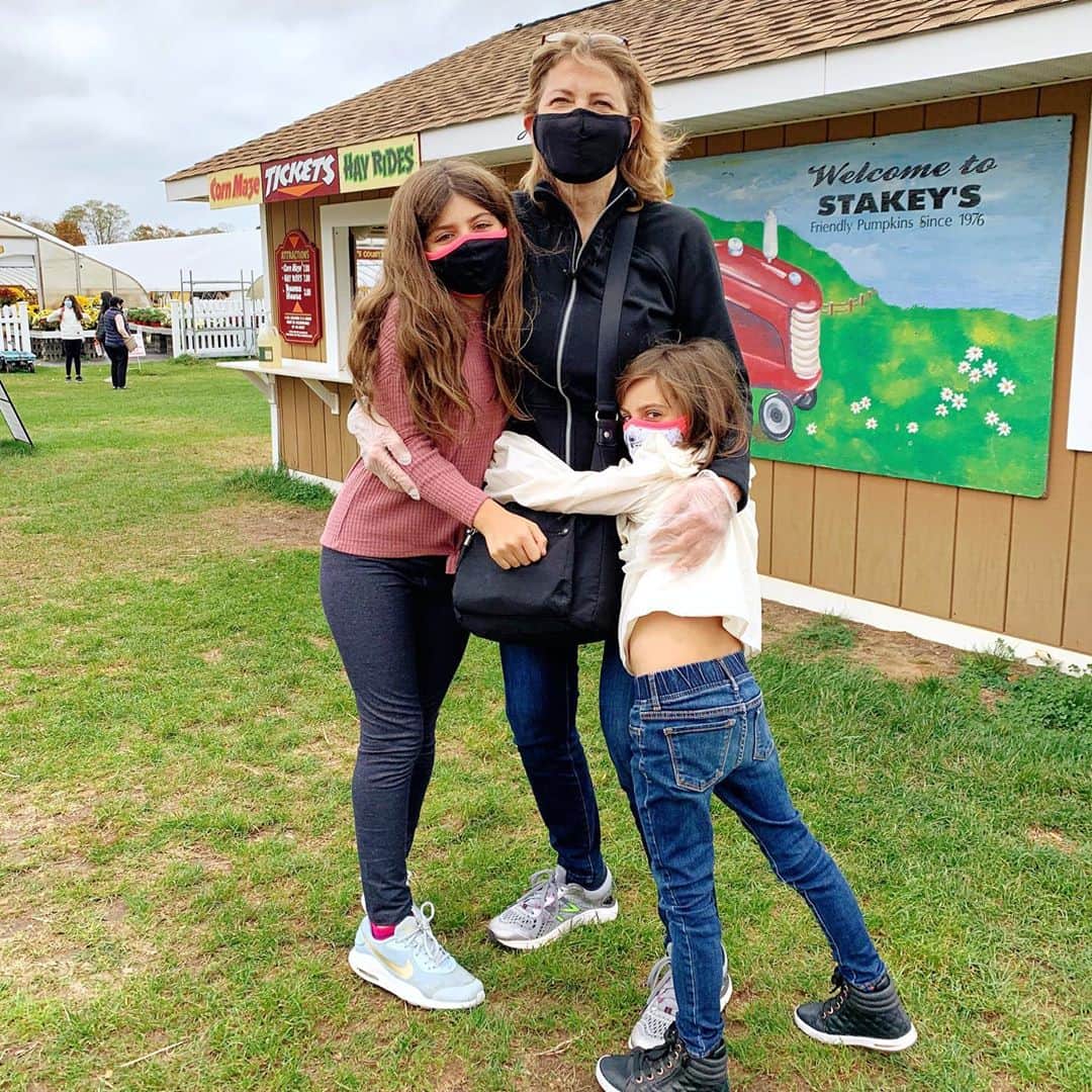 Ilana Wilesさんのインスタグラム写真 - (Ilana WilesInstagram)「We made it out of the corn maze without calling 911 this year! Mazzy helped. I just followed her around like a lost puppy while Harlow schooled me on pumpkin facts. You can watch the whole thing on my story. Also, I am thrilled we found a place that was practically empty. We needed an outdoor activity to do with Grammy and it all worked out. No, Mike wasn’t waiting in the car. I didn’t even bring him this year. It’s 2020. We have more than enough family time all together! 🌽🍩🎃 Also, the news today really blows. VOTE.」10月27日 13時21分 - mommyshorts