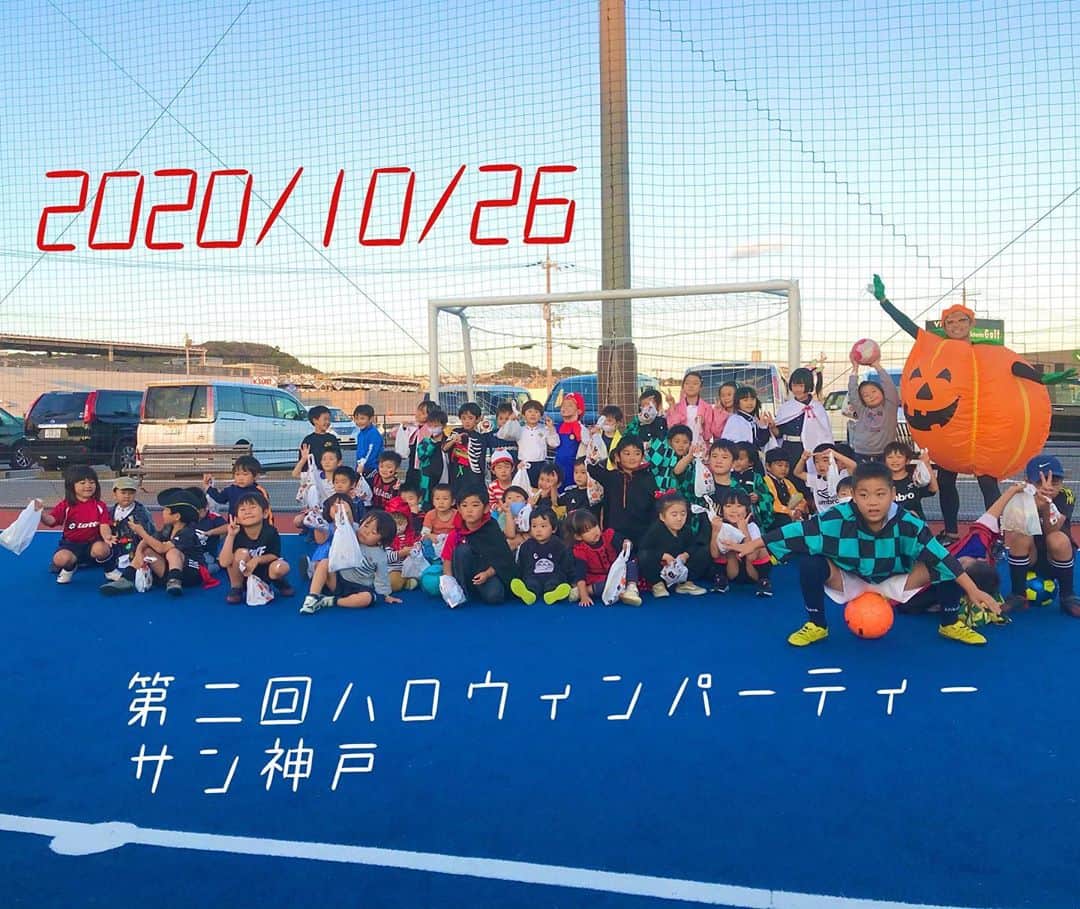 藤川朋樹のインスタグラム：「2020/10/26 サン神戸『第二回ハロウィンパーティー』楽しかったー🎃  #ハロウィン #HELLOWEEN #鬼滅の刃フェス #サン神戸 #いつでも無料体験実施中 #神戸洋平 #相井忍 #藤川朋樹  「毎週月曜日」(基本祝日も) キッズコース16:00-17:00(500円) ジュニアコース17:00-19:00(チケット制) ジュニアユース19:00-21:00(チケット制)」