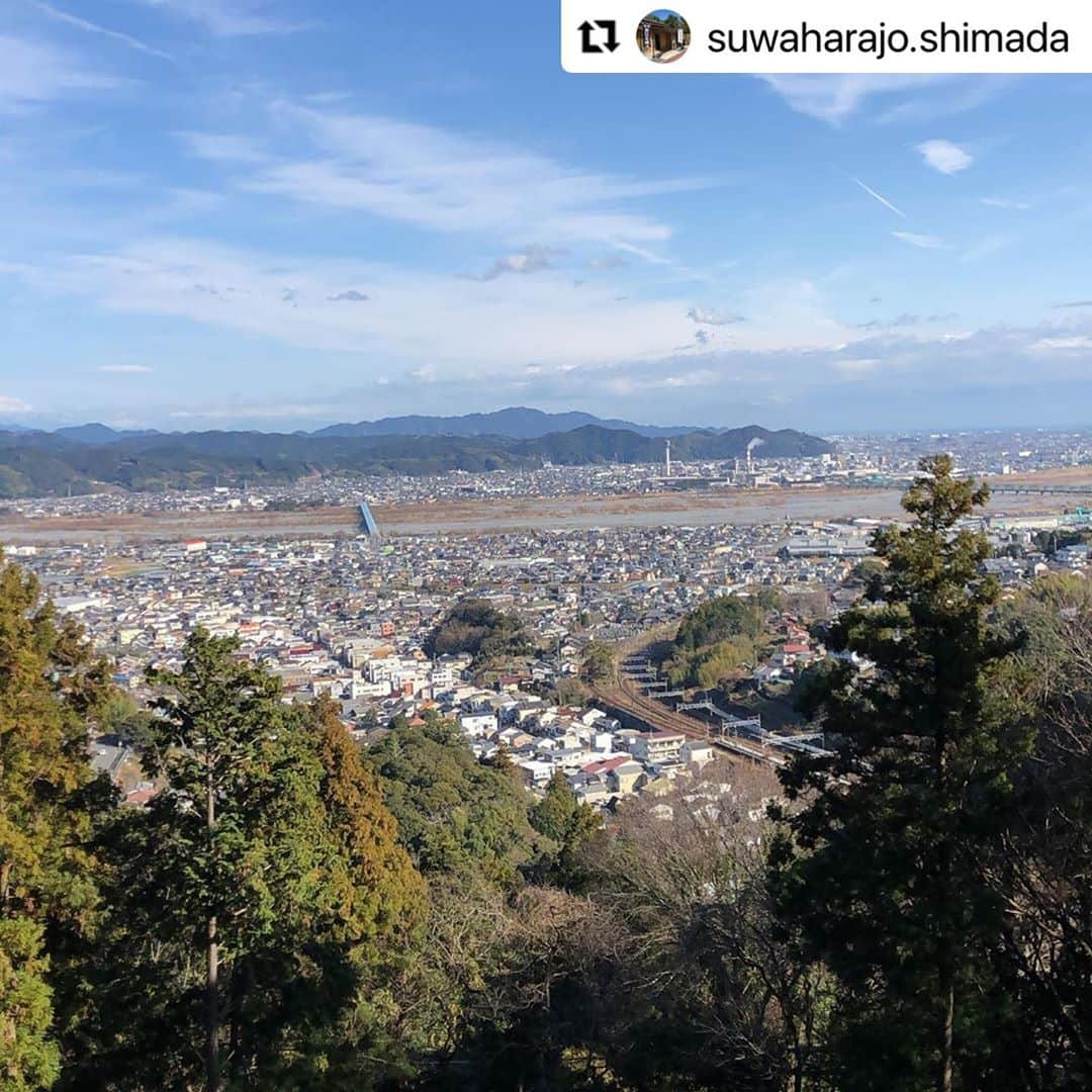 島田市さんのインスタグラム写真 - (島田市Instagram)「#Repost @suwaharajo.shimada   諏訪原城から見える島田市の風景です。市内を一望できるここは、諏訪原城応援隊隊長の春風亭昇太師匠もお気に入りの諏訪原城スポットです！ 諏訪原城の地形図もぜひご覧ください。 #山城 #諏訪原城 #城好きな人と繋がりたい #城 #春風亭昇太師匠 #お城」10月27日 13時36分 - shimadacity_shizuoka_official