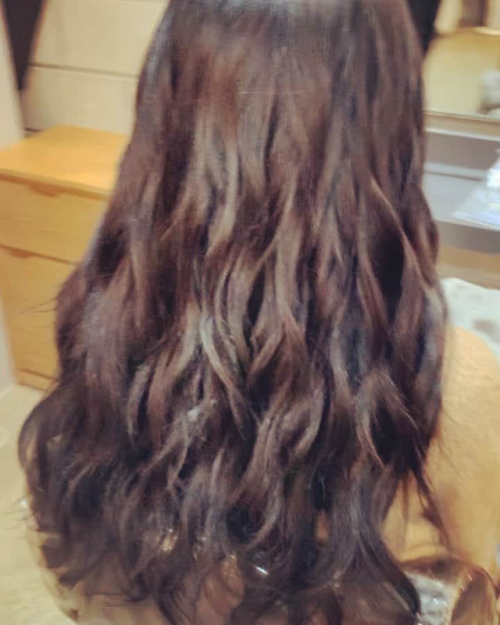 キム・ボヒョンのインスタグラム：「저 아직 단발머리인데 감쪽같죠? 🧐 역시 붙임머리는 @pretty.salon  뽀미 원장님 최고! @pretty___bomi 😻👍」