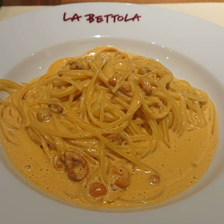 ハンディやしきさんのインスタグラム写真 - (ハンディやしきInstagram)「本日のまいもん寿司ラジオの打ち合わせは「ラ・ベットラ・ダ・オチアイ 」新鮮ウニのパスタは絶品！美味しさ、魅力をお伝えしますので木曜日11時30～ラジオ金沢FM78・0聞いてください。 #イタリア料理  #ランチ #パスタ #落合シェフ  #金沢 #絶品 #ラジオ #まいもん寿司 #聞いてください」10月27日 13時45分 - handyyashiki