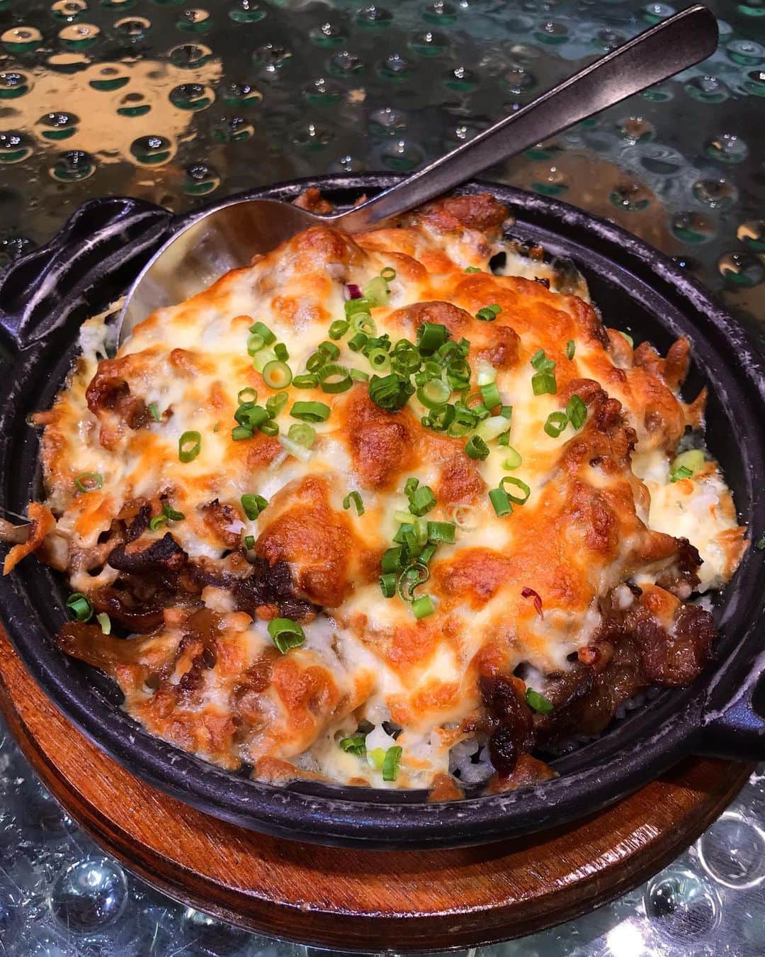 Li Tian の雑貨屋さんのインスタグラム写真 - (Li Tian の雑貨屋Instagram)「Sizzling hot Japanese Wagyu Beef Shabu Cheese Rice for lunch ($10.90)   Portion is smaller than the menu and there’s not many slices of wagyu beef 😅but the cheese flavor is strong and I love the koshihikari rice. You can also upgrade $1 for the Chawanmushi with this weekday lunch promo set that comes with complimentary green tea   • • • • #sgeats #singapore #local #best #delicious #food #igsg #sgig #exploresingapore #eat #sgfoodies #gourmet #yummy #yum #sgfood #foodsg #burpple #beautifulcuisines #bonappetit #instagood  #eatlocal #beef #japanese #delicious #weekday #lunch #wagyu #お昼ごはん #日本料理」10月27日 13時52分 - dairyandcream