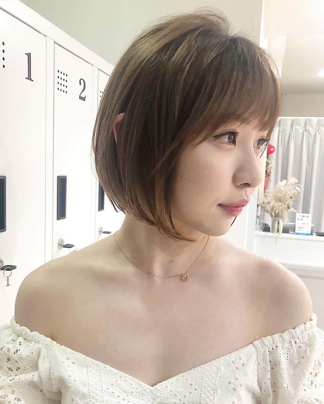 本田重人さんのインスタグラム写真 - (本田重人Instagram)「ストレートボブから変化が欲しい方に👉  顔回りの小顔レイヤーワンカールのパーマ、ハイライト👉  保存してカウンセリングの参考にどうぞ😊  トリートメントでは治らないホワホワした髪、ふくらむ癖、あほ毛なども僕のする縮毛矯正なら驚く程柔らかなさらさらのストレート毛に👉  美容師さんに「縮毛矯正は必要ないですね」と言われる方も是非オススメ。  もちろん一度施術した髪は半永久そのままさらさらです。  また生えてきたらその髪をリタッチ矯正してあげれば👍  カラーとの同時施術ももちろん👍  気になる事はお気軽にDM下さい😊  GRAFF  hair 本田重人  【料金表】 カット¥6600 独自のカット法で写真の様な仕上がりに  カット＋カラー¥14300 透明感抜群のダメージレスカラー  カット＋パーマ（デジも）¥17300 髪質に合わせた選定による柔らかなパーマ  カット＋縮毛矯正¥19800 今までにない仕上がりを実感するナチュラルストレート  カット＋カラー＋縮毛矯正¥27500 同時施術でもダメージを感じさせないフルコース  トリートメント3step¥2200.5step¥4400 カラー、パーマ、縮毛矯正には併用がオススメ  ハイライト¥4400〜 より立体感のあるおしゃれなカラーに 　　　　　  圧倒的な経験値によるナチュラルストレートパーマは一度体感したら病みつきになる程のお手入れのし易さに❗️  銀座でボブにしたい方は是非お任せを❗️  #縮毛矯正ボブ #ストレートボブ #ボブストレート #ボブ縮毛矯正 #ショートストレート #ストレートショート #ショート縮毛矯正 #縮毛矯正ショート #ナチュラルストレート #コスメストレート  #切りっぱなしボブ #ミニボブ #ショートボブ #前下がりショート #前下がりボブ #ワンカールボブ #ばっさりボブ #長めボブ #本田重人  #ショート銀座 #ボブ銀座 #ストレート銀座 #縮毛矯正銀座 #銀座ショートボブ #銀座ボブ  #銀座縮毛矯正 #銀座ストレート #結べるボブ #ロブ」10月27日 13時53分 - shigeto_honda