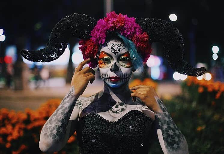 Chad Santosさんのインスタグラム写真 - (Chad SantosInstagram)「#MarchaVirtualDeDiaDeMuertos 💀  #Catrina #catrinamakeup #makeup #skullgirl #sugarskull #diademuertos #dayofthedead #mexicocity #elchadsantos #adorama #gettyreportage #magnumphotos #natgeo #catrin #adorama #メキシコ #メキシコシティ #streetleaks」10月27日 13時54分 - elchadsantos