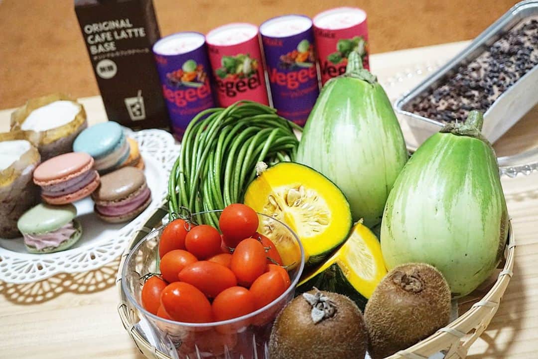 石関友梨のインスタグラム：「珍しいお野菜を視聴者様から沢山頂きました( *´﹀`* )4枚目は寝巻き姿のままw「ぐるはす」っていうシャキシャキとした食感の長～いお野菜✨  ガパオと同じ調味料で茄子とぐるはすとトマトで野菜炒め  トロなすのステーキ  生で食べれるかぼちゃと甘いフルーツミニトマトでマカロニサラダを作りました  #ぐるはす #フルーツトマト #とろなす #珍しいお野菜 #野菜大好き #スイーツ大好き #写真は一部です #もっとたくさんありました #どうもありがとう」