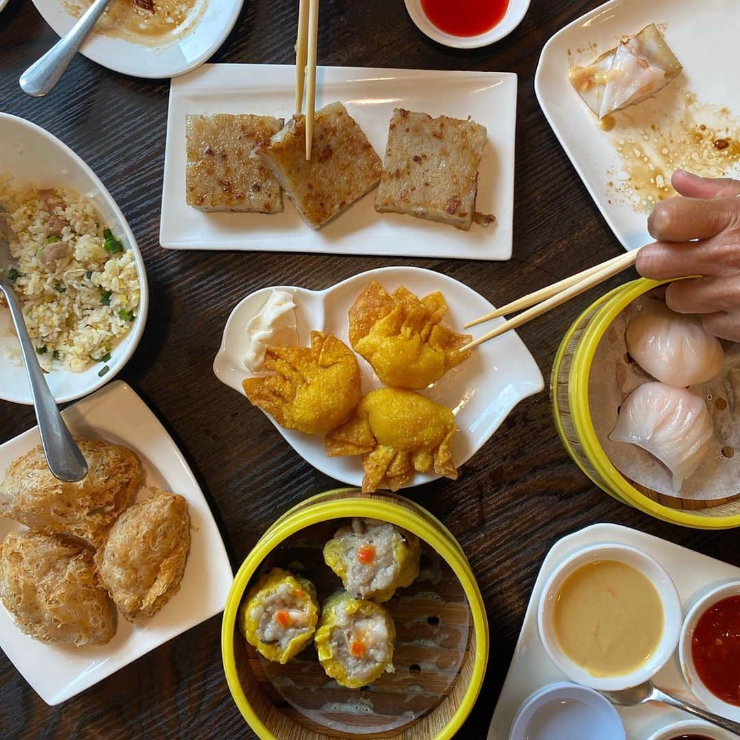のインスタグラム：「仲良しと飲茶をつつく幸せ。今年2月オープンのYung Yee Kee🥢にて。何度も言うけれど、こんなご時世にニューオープンし頑張って営業してくれているお店に頭が下がる。そして笑顔と元気をもらう🙏美味しくいただきました。ありがとう❤️  #newrestaurant #hawaii #yungyeekee  #dimsum」