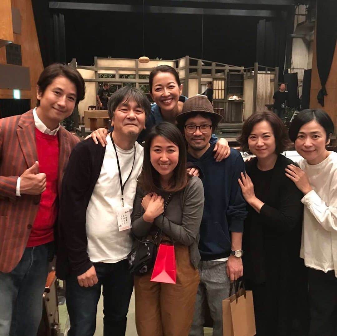 羽田美智子さんのインスタグラム写真 - (羽田美智子Instagram)「こんばんは🌙✨ 先ほどウォーキングに出掛けたら綺麗なお月様が輝いてました！もうすぐ満月🌕ですね  さて今夜なんですが、 深夜1時から2時、TOKYO FMで生放送のラジオ「TOKYO SPEAKEASY」があります📻  舞台『グレーのこと』の作・演出。そして昨年の舞台『不機嫌な女神たちプラス1』の演出でご一緒させていただいた田村孝裕さんと、深夜のbarで話してるような内容でお届けします🍸  眠れなかったり、、起きてなきゃいけないような状況でしたら、、是非お聴きくださいね。  田村さんは天才肌でして、 ご一緒してると何か降りてきて見透かされてる気がします。 尊敬する演出家さんです！ 真ん中の帽子かぶってるのが田村さん。普段はシャイなので、どんなお話になるか、、台本なしの1時間、、ぶっつけトークです😆  秋元康さんの企画番組、、さすがですね😉」10月27日 19時26分 - michikohada