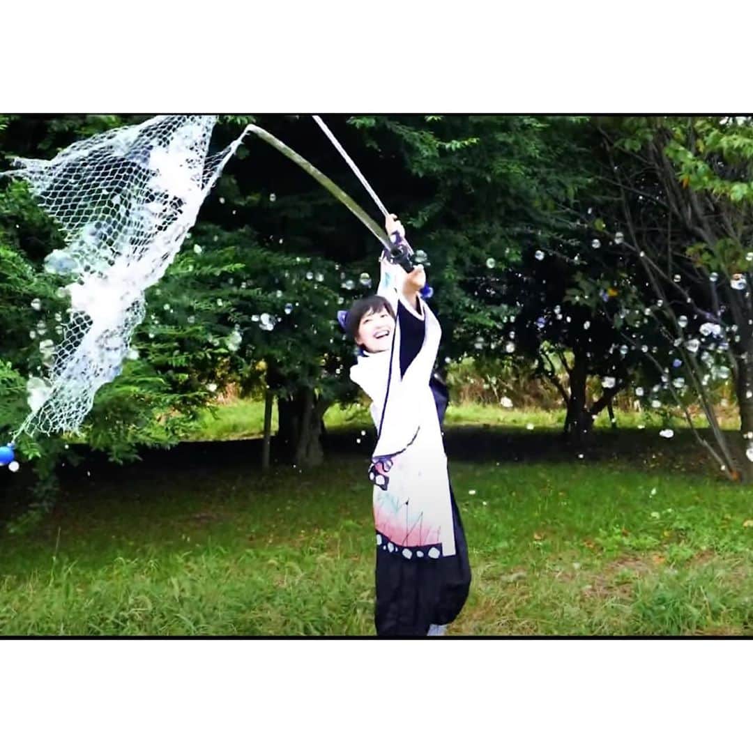 のインスタグラム：「YouTubeチャンネル「GENKI LABO」さんと「　#黒田有彩 も　#ウーチュー部 」がコラボしました！  【GENKI LABOの動画】 家で誰でもできる水の呼吸を出す刀の作成方法！胡蝶さんにもやってもらった結果・・・黒田有彩さんコラボ【鬼滅の刃実験】  https://youtu.be/mfGkztHierA  格好は、いろいろと、大目に見てください🙇‍♀️  #きめつのやいば #鬼滅の刃 #鬼滅 #コスプレ #コスプレ女子 #胡蝶しのぶ #胡蝶しのぶコスプレ #水の呼吸 #シャボン玉 #youtube #youtuber #コラボ #市岡元気 #実験 #space」