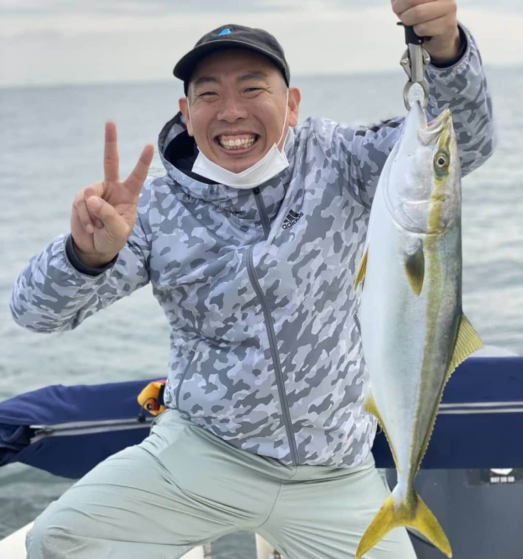 松本康太さんのインスタグラム写真 - (松本康太Instagram)「『ワラサGET！』メタルバイブで人生初のワラサを釣ることができました！引きがスゴかったのです！キャッチアンドイート♪美味しくいただきますo(^o^)o刺身、塩焼き、照り焼き、しゃぶしゃぶ、全部食べれるサイズ♪ドゥドゥビィ♪ドゥバァドゥビィ♪  #自給自足 #あるあるの森 #ワラサ #メタルバイブ #船釣り #ベイゴーゴー #レギュラー松本 #あるある探険隊　#釣り #海釣り#魚が食べたい #地魚さがして3000港」10月27日 19時28分 - aruarutankentai.matsumoto