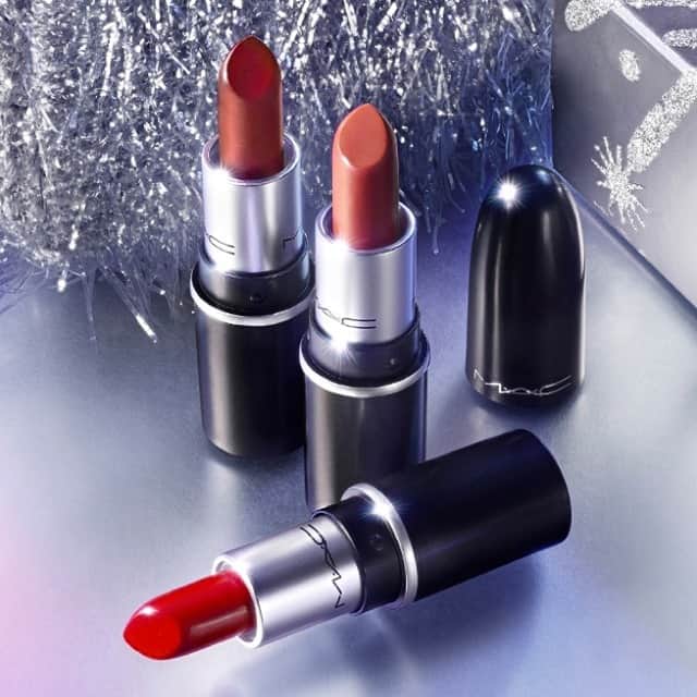 のインスタグラム：「Now here’s a power trio✨⁠ Fireworked Like A Charm Mini Lipstick Kit in Red features shades Rocket Woman, Boisterous & Burst On The Scene⁠ ⁠ Drop us a 👄 with your favourite shade!⁠ ⁠ Stay tuned for the swatching coming up next👀⁠ ⁠ #MACCFrostedFirework #MACChristmasGifts #MACChristmasGifts #MACCosmeticsUK #MACCosmetics  #MACChristmas #MACHoliday ⁠」